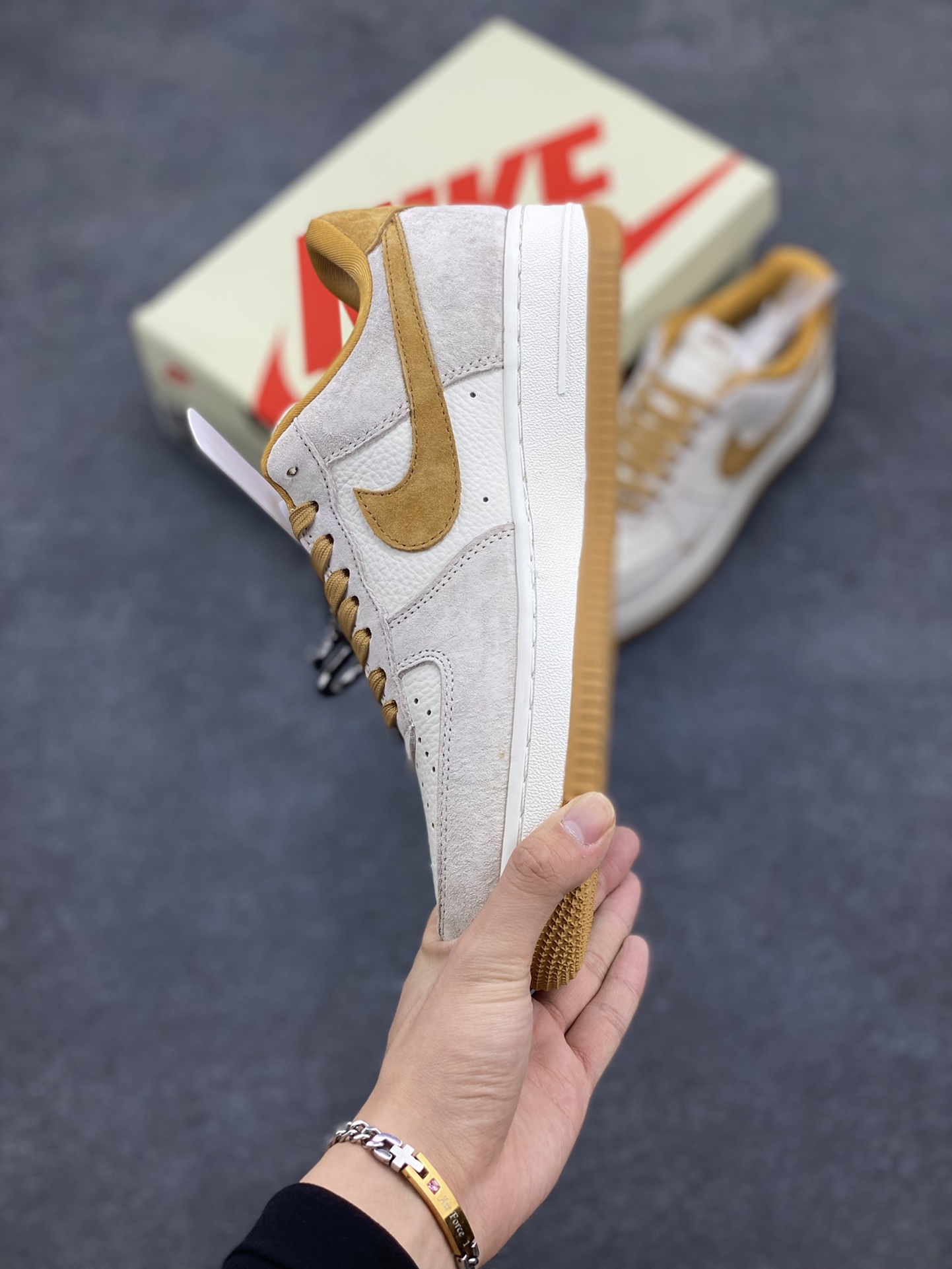 图片[3]-NIke Air Force 1 \’07 Low “斯图西联名–麦黄猪八”空军一号 低帮 运动鞋 休闲鞋 折边针车 工艺难度大 原楦头原纸板 原装鞋盒 定制五金配件 内置全掌气垫 原厂鞋底 货号：HD1968-020 尺码：36 36.5 37.5 38 38.5 39 40 40.5 41 42 42.5 43 44 44.5 45-选品中心