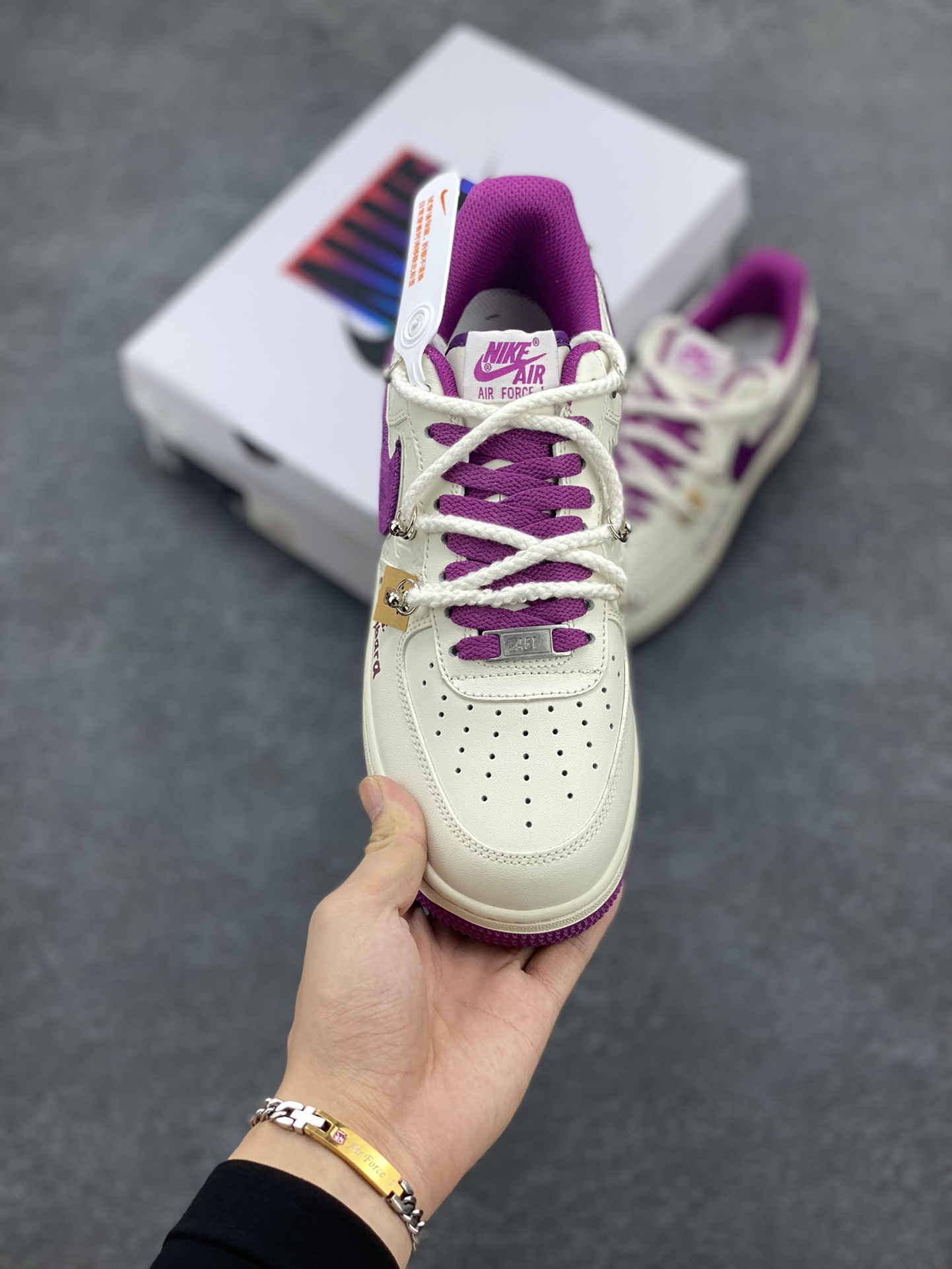 图片[2]-Nk Air Force 1\’07 Low x Capybara \”Flute Blowing Boy\” 卡皮巴拉系列-吹笛少年 空军一号低帮休闲运动绑带板鞋  #卡皮巴拉元素主题 啮齿水豚，一种四肢短短，身材圆滚滚，鼻孔朝天，外表呆萌的动物，也是最近动物界的新顶流。绑带的设计打破传统空军的鞋款束缚 货号： LV0506-660  尺码：36 36.5 37.5 38 38.5 39 40 40.5 41 42 42.5 43 44 44.5 45-选品中心