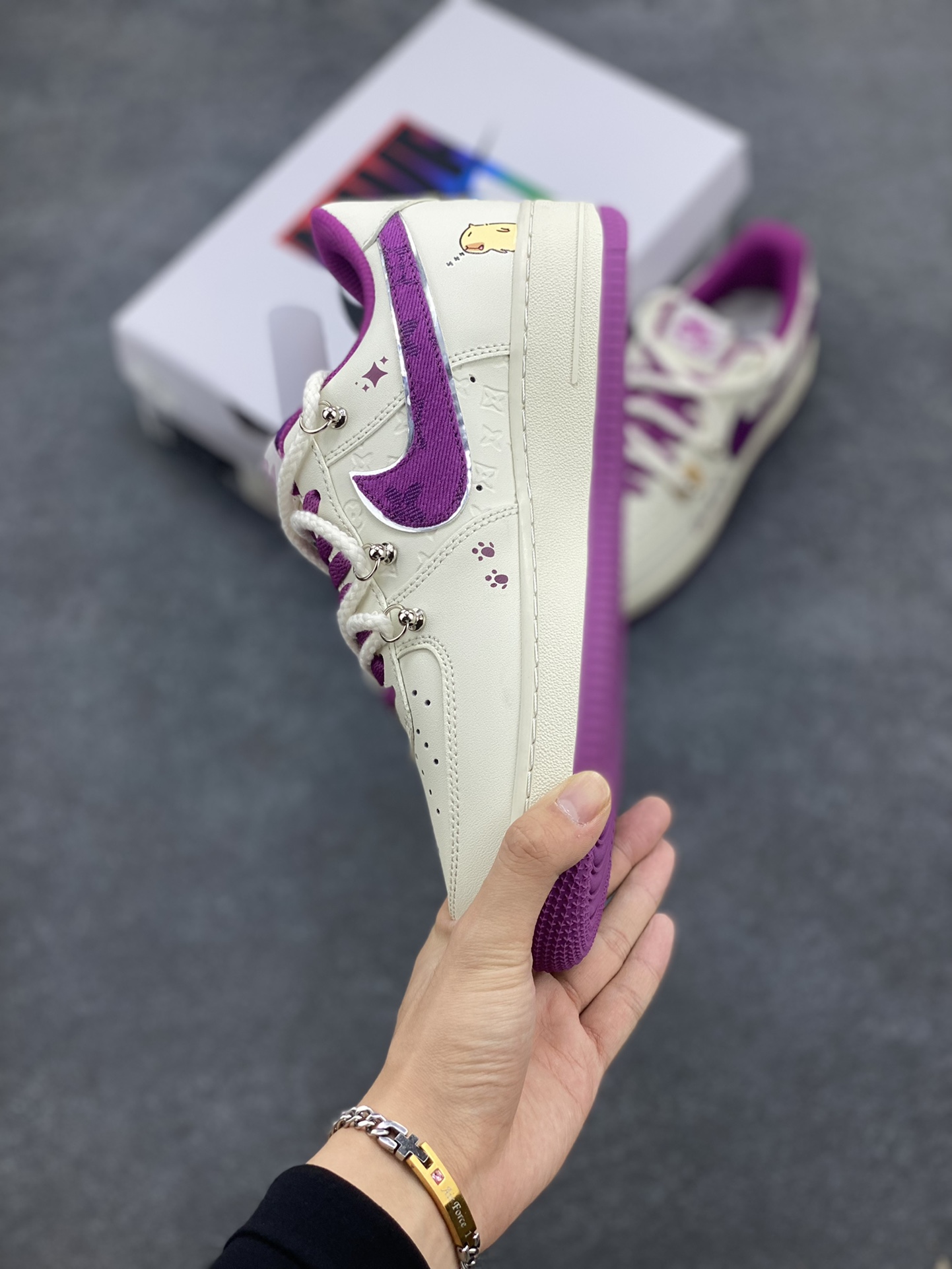 图片[3]-Nk Air Force 1\’07 Low x Capybara \”Flute Blowing Boy\” 卡皮巴拉系列-吹笛少年 空军一号低帮休闲运动绑带板鞋  #卡皮巴拉元素主题 啮齿水豚，一种四肢短短，身材圆滚滚，鼻孔朝天，外表呆萌的动物，也是最近动物界的新顶流。绑带的设计打破传统空军的鞋款束缚 货号： LV0506-660  尺码：36 36.5 37.5 38 38.5 39 40 40.5 41 42 42.5 43 44 44.5 45-选品中心