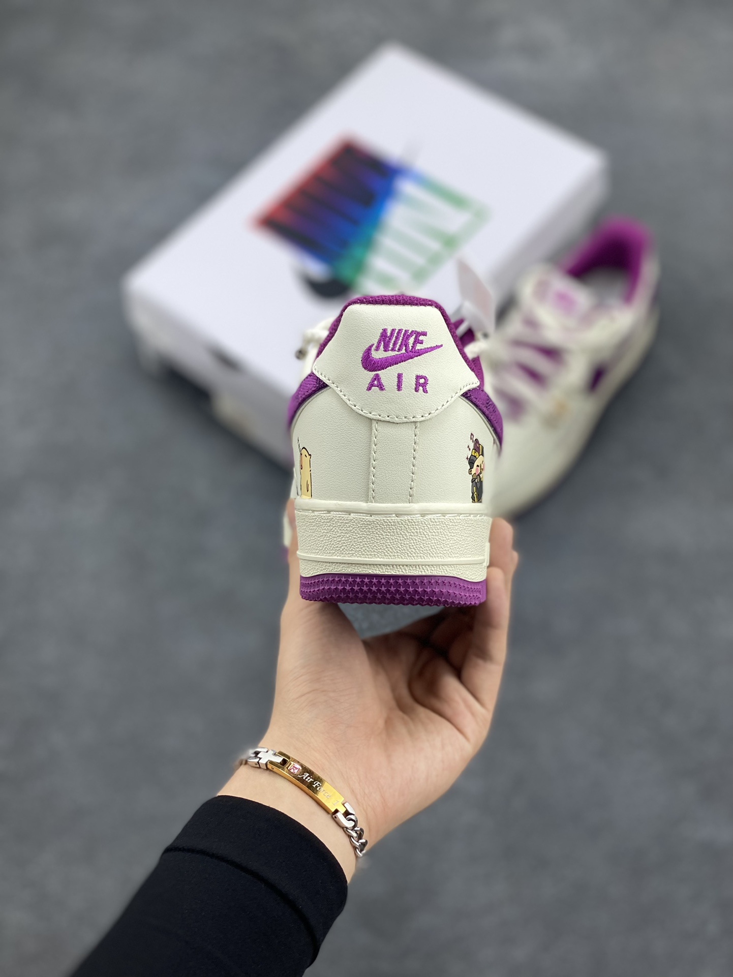 图片[4]-Nk Air Force 1\’07 Low x Capybara \”Flute Blowing Boy\” 卡皮巴拉系列-吹笛少年 空军一号低帮休闲运动绑带板鞋  #卡皮巴拉元素主题 啮齿水豚，一种四肢短短，身材圆滚滚，鼻孔朝天，外表呆萌的动物，也是最近动物界的新顶流。绑带的设计打破传统空军的鞋款束缚 货号： LV0506-660  尺码：36 36.5 37.5 38 38.5 39 40 40.5 41 42 42.5 43 44 44.5 45-选品中心