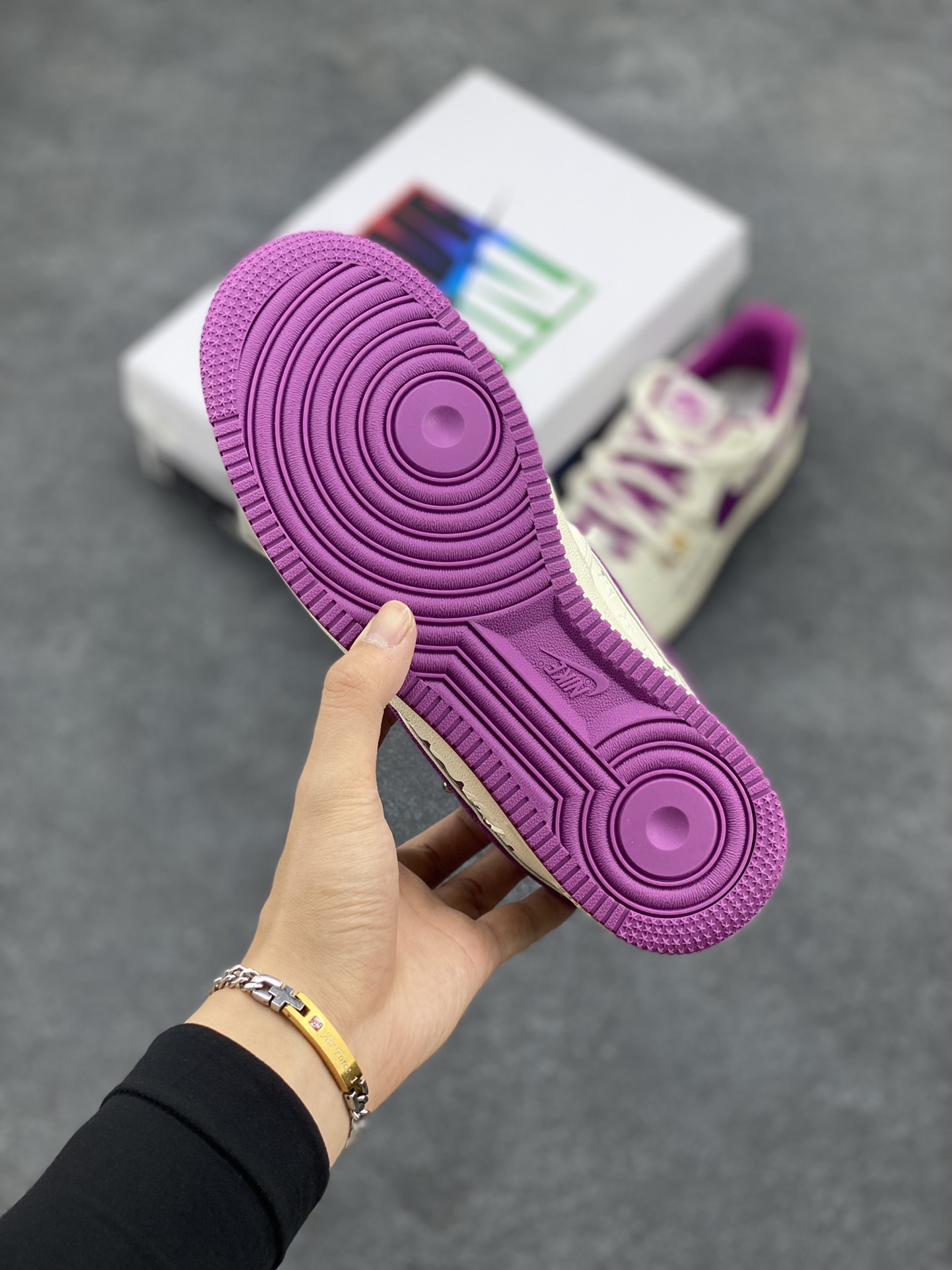 图片[5]-Nk Air Force 1\’07 Low x Capybara \”Flute Blowing Boy\” 卡皮巴拉系列-吹笛少年 空军一号低帮休闲运动绑带板鞋  #卡皮巴拉元素主题 啮齿水豚，一种四肢短短，身材圆滚滚，鼻孔朝天，外表呆萌的动物，也是最近动物界的新顶流。绑带的设计打破传统空军的鞋款束缚 货号： LV0506-660  尺码：36 36.5 37.5 38 38.5 39 40 40.5 41 42 42.5 43 44 44.5 45-选品中心