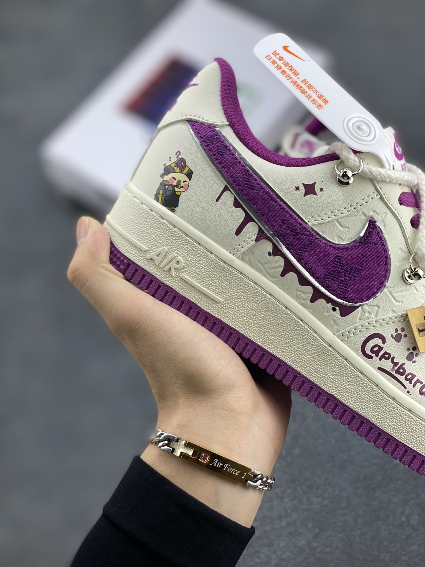 图片[6]-Nk Air Force 1\’07 Low x Capybara \”Flute Blowing Boy\” 卡皮巴拉系列-吹笛少年 空军一号低帮休闲运动绑带板鞋  #卡皮巴拉元素主题 啮齿水豚，一种四肢短短，身材圆滚滚，鼻孔朝天，外表呆萌的动物，也是最近动物界的新顶流。绑带的设计打破传统空军的鞋款束缚 货号： LV0506-660  尺码：36 36.5 37.5 38 38.5 39 40 40.5 41 42 42.5 43 44 44.5 45-选品中心