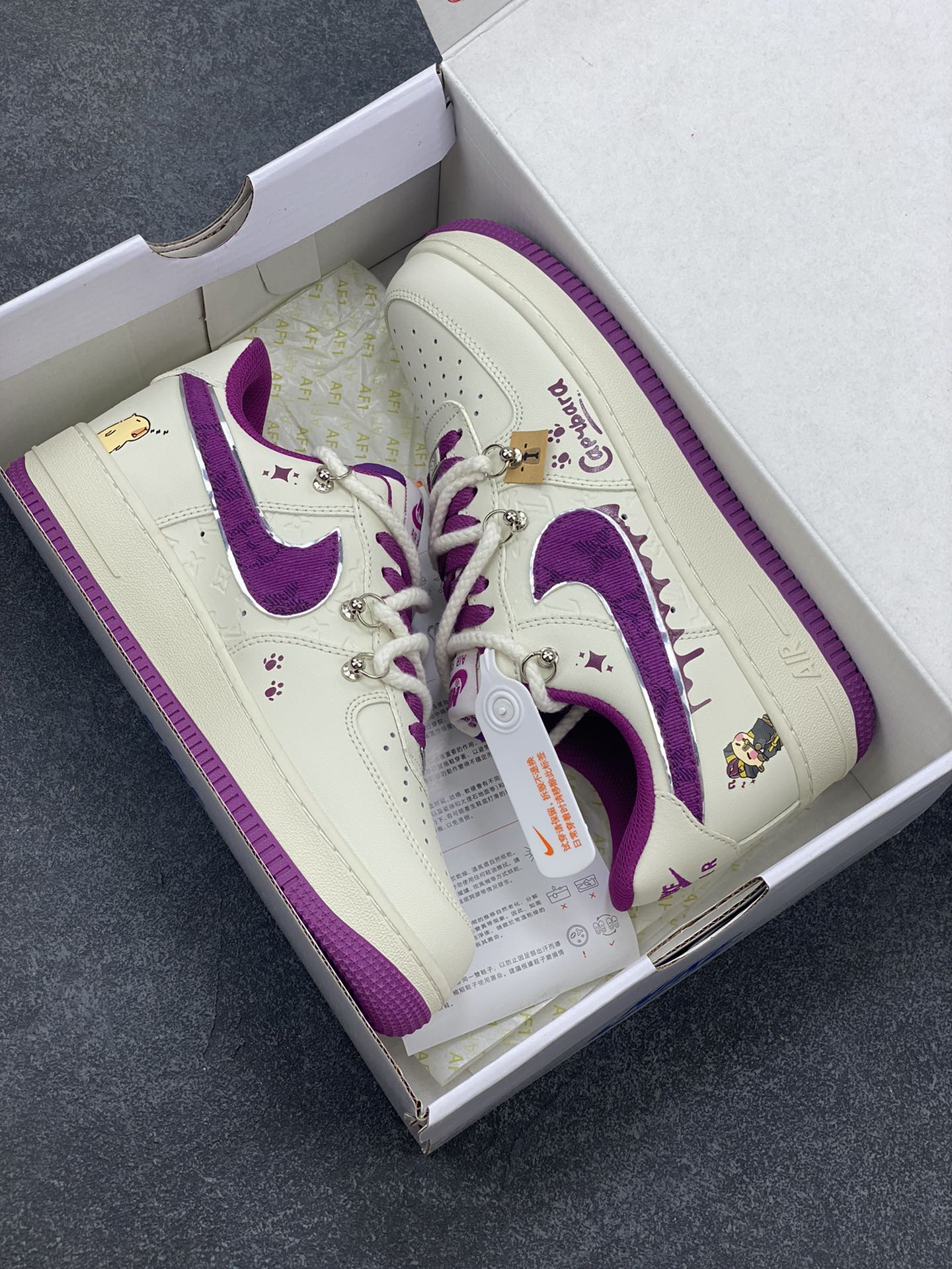 图片[9]-Nk Air Force 1\’07 Low x Capybara \”Flute Blowing Boy\” 卡皮巴拉系列-吹笛少年 空军一号低帮休闲运动绑带板鞋  #卡皮巴拉元素主题 啮齿水豚，一种四肢短短，身材圆滚滚，鼻孔朝天，外表呆萌的动物，也是最近动物界的新顶流。绑带的设计打破传统空军的鞋款束缚 货号： LV0506-660  尺码：36 36.5 37.5 38 38.5 39 40 40.5 41 42 42.5 43 44 44.5 45-选品中心