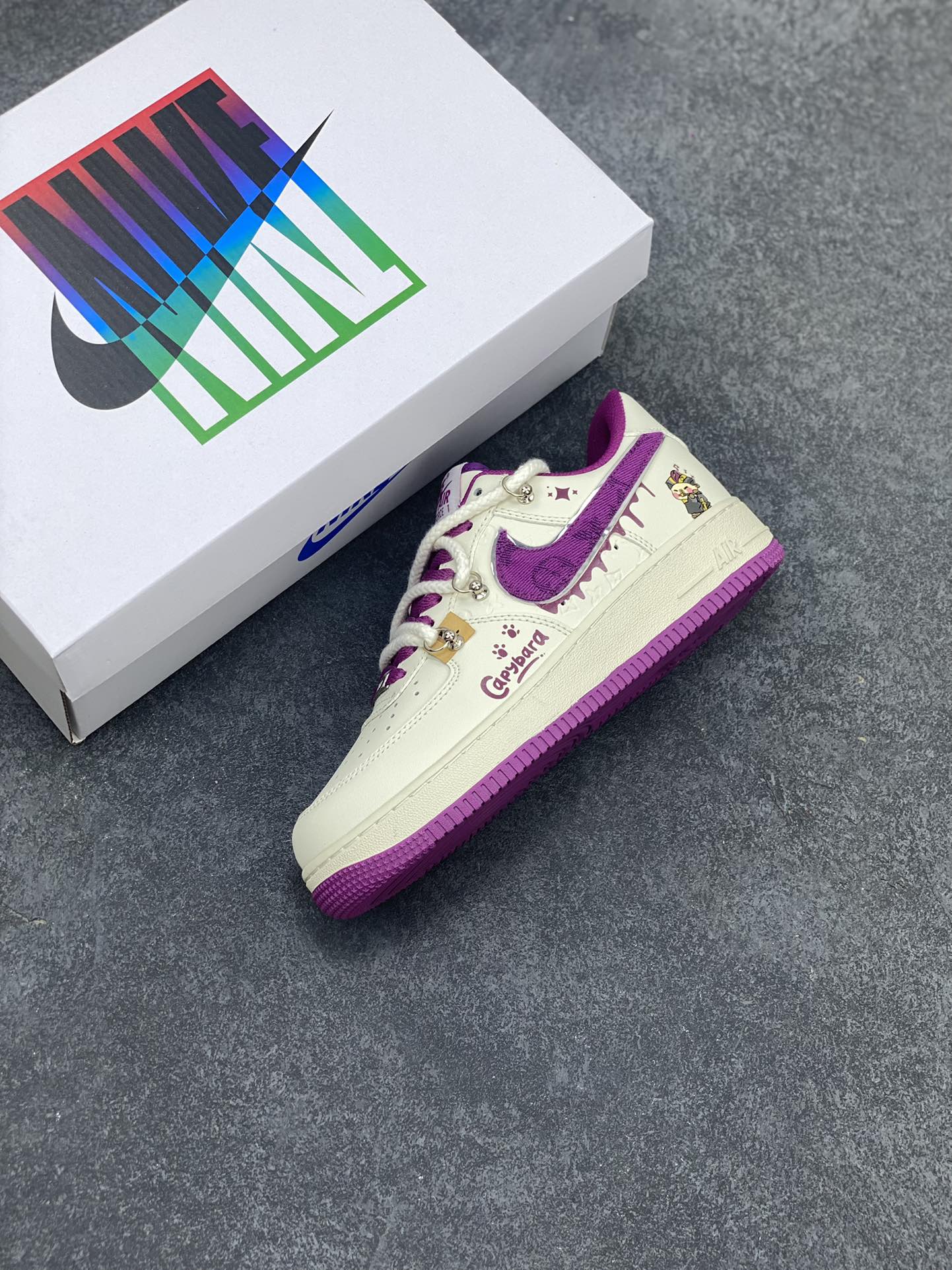 图片[7]-Nk Air Force 1\’07 Low x Capybara \”Flute Blowing Boy\” 卡皮巴拉系列-吹笛少年 空军一号低帮休闲运动绑带板鞋  #卡皮巴拉元素主题 啮齿水豚，一种四肢短短，身材圆滚滚，鼻孔朝天，外表呆萌的动物，也是最近动物界的新顶流。绑带的设计打破传统空军的鞋款束缚 货号： LV0506-660  尺码：36 36.5 37.5 38 38.5 39 40 40.5 41 42 42.5 43 44 44.5 45-选品中心