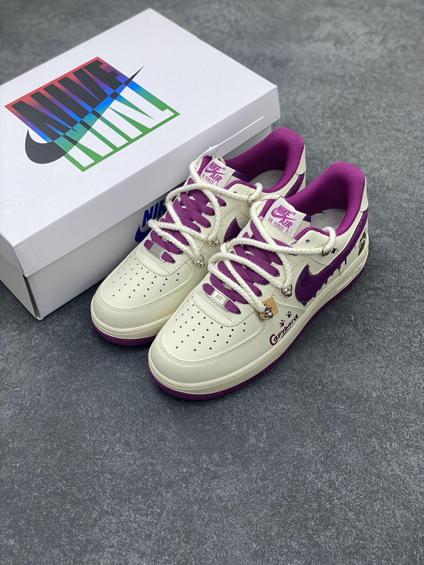 图片[8]-Nk Air Force 1\’07 Low x Capybara \”Flute Blowing Boy\” 卡皮巴拉系列-吹笛少年 空军一号低帮休闲运动绑带板鞋  #卡皮巴拉元素主题 啮齿水豚，一种四肢短短，身材圆滚滚，鼻孔朝天，外表呆萌的动物，也是最近动物界的新顶流。绑带的设计打破传统空军的鞋款束缚 货号： LV0506-660  尺码：36 36.5 37.5 38 38.5 39 40 40.5 41 42 42.5 43 44 44.5 45-选品中心