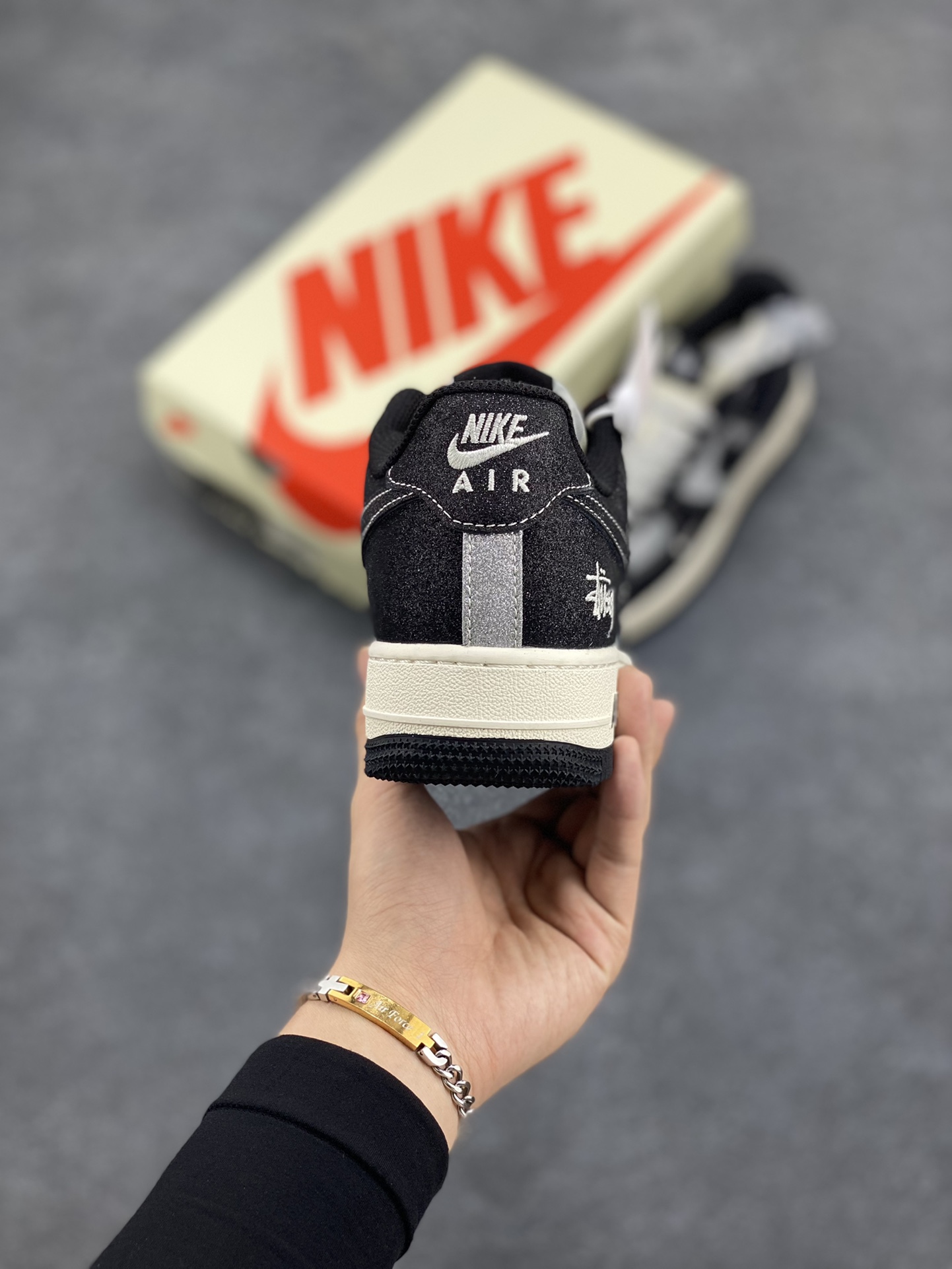 图片[4]-NIke Air Force 1 \’07 Low “斯图西联名–满天星”空军一号 低帮 运动鞋 休闲鞋 折边针车 工艺难度大 原楦头原纸板 原装鞋盒 定制五金配件 内置全掌气垫 原厂鞋底 货号：XZ1968-518 尺码：36 36.5 37.5 38 38.5 39 40 40.5 41 42 42.5 43 44 44.5 45-选品中心
