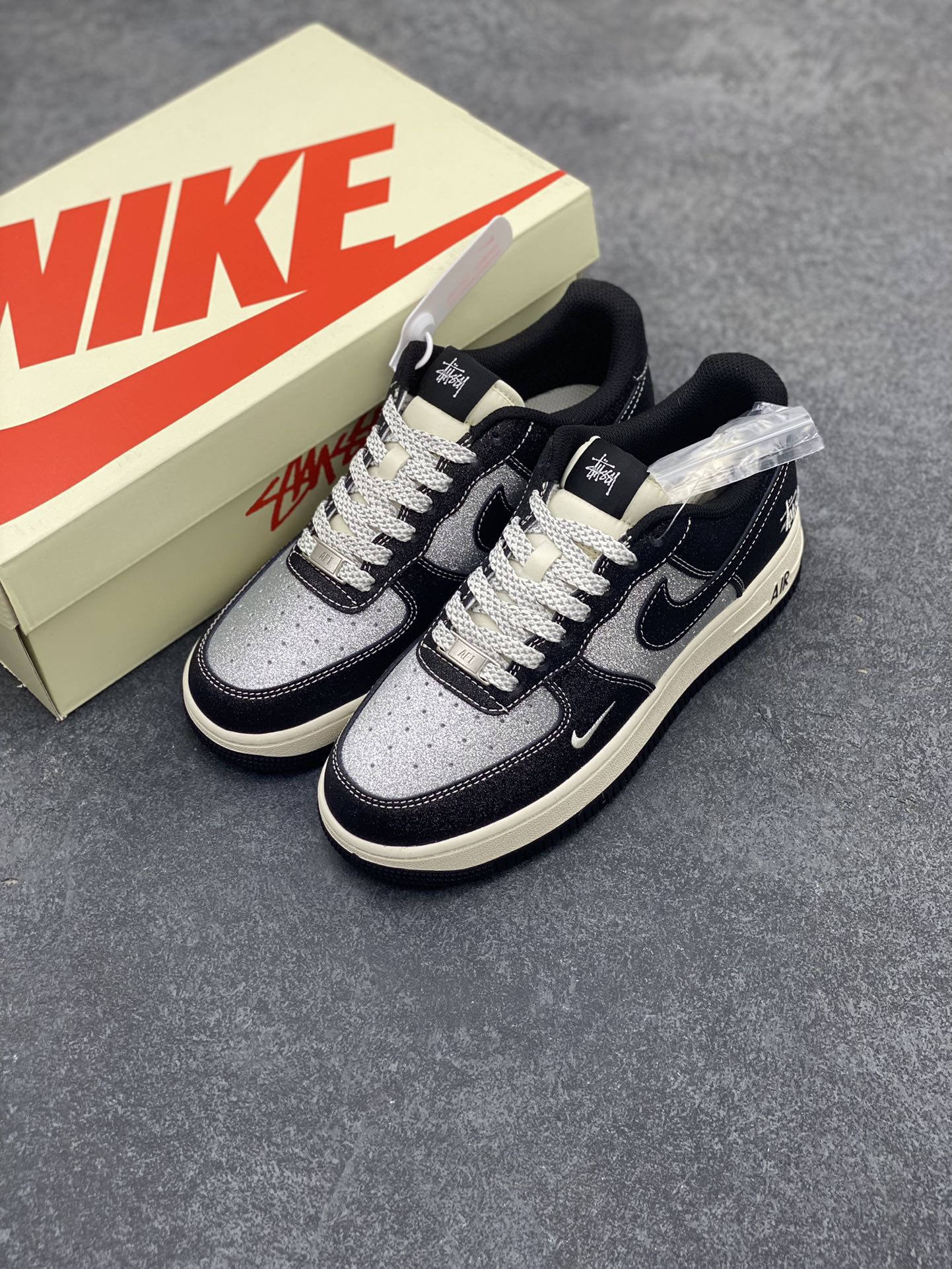图片[8]-NIke Air Force 1 \’07 Low “斯图西联名–满天星”空军一号 低帮 运动鞋 休闲鞋 折边针车 工艺难度大 原楦头原纸板 原装鞋盒 定制五金配件 内置全掌气垫 原厂鞋底 货号：XZ1968-518 尺码：36 36.5 37.5 38 38.5 39 40 40.5 41 42 42.5 43 44 44.5 45-选品中心