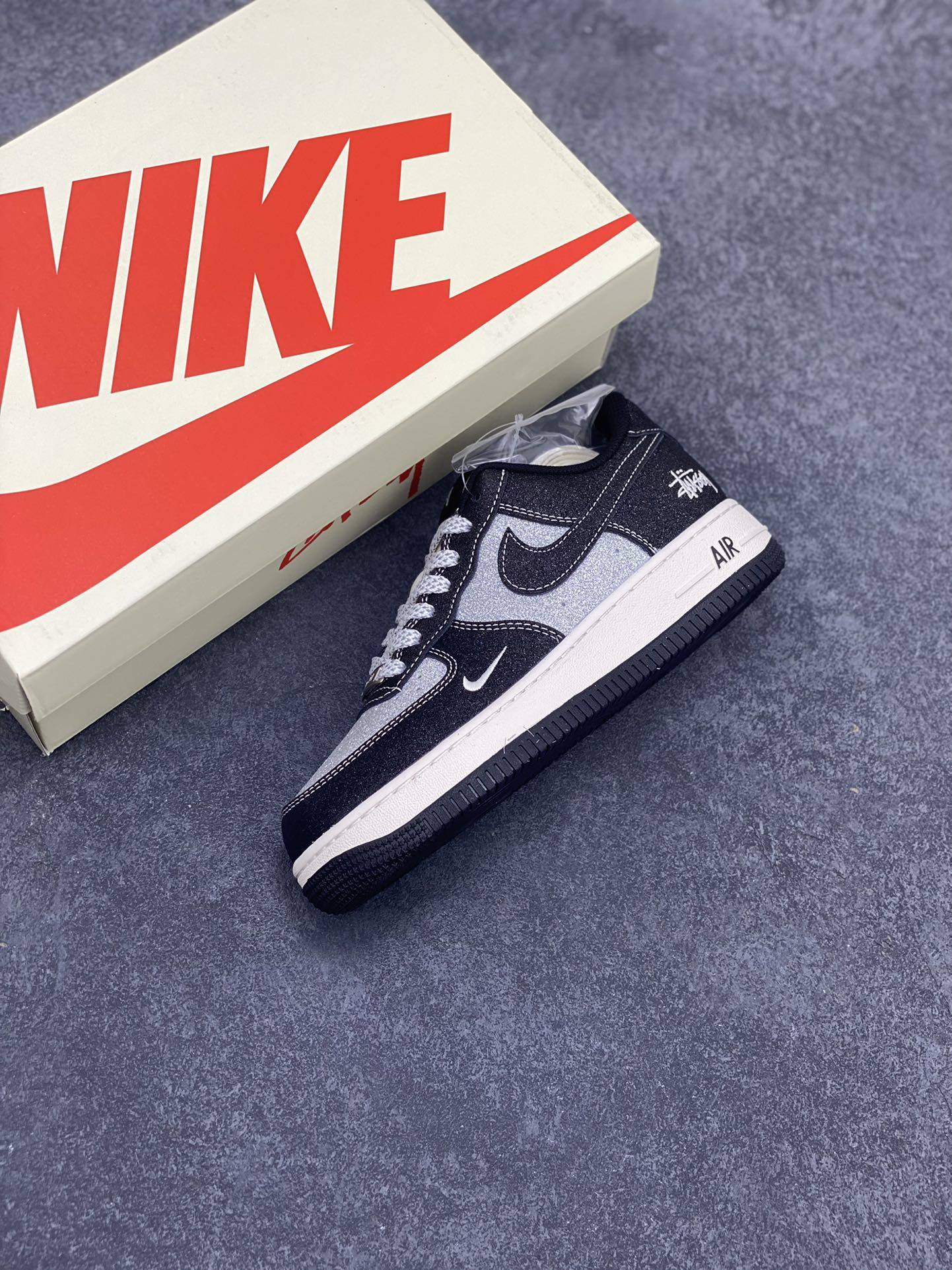 图片[7]-NIke Air Force 1 \’07 Low “斯图西联名–满天星”空军一号 低帮 运动鞋 休闲鞋 折边针车 工艺难度大 原楦头原纸板 原装鞋盒 定制五金配件 内置全掌气垫 原厂鞋底 货号：XZ1968-518 尺码：36 36.5 37.5 38 38.5 39 40 40.5 41 42 42.5 43 44 44.5 45-选品中心