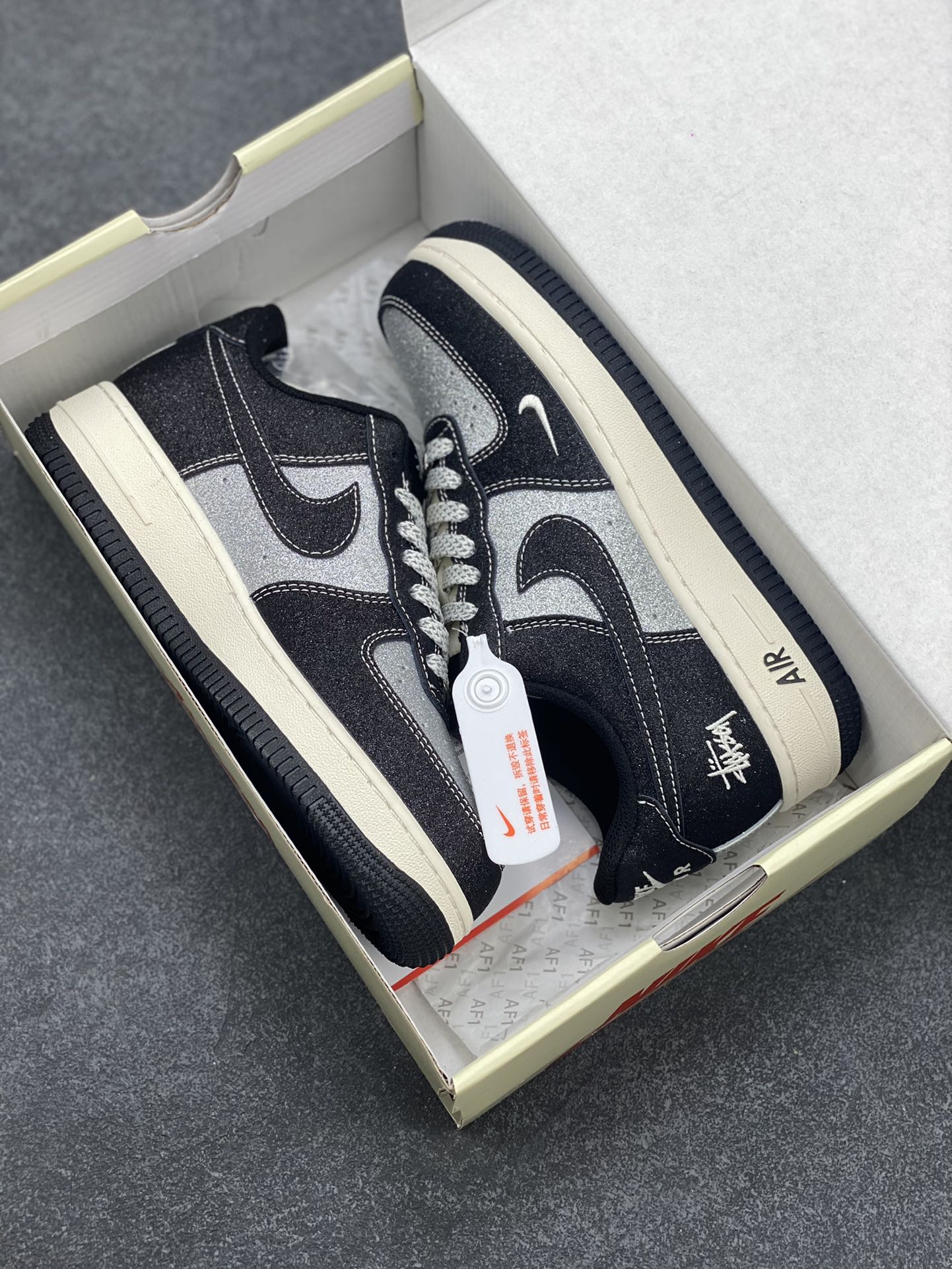 图片[9]-NIke Air Force 1 \’07 Low “斯图西联名–满天星”空军一号 低帮 运动鞋 休闲鞋 折边针车 工艺难度大 原楦头原纸板 原装鞋盒 定制五金配件 内置全掌气垫 原厂鞋底 货号：XZ1968-518 尺码：36 36.5 37.5 38 38.5 39 40 40.5 41 42 42.5 43 44 44.5 45-选品中心