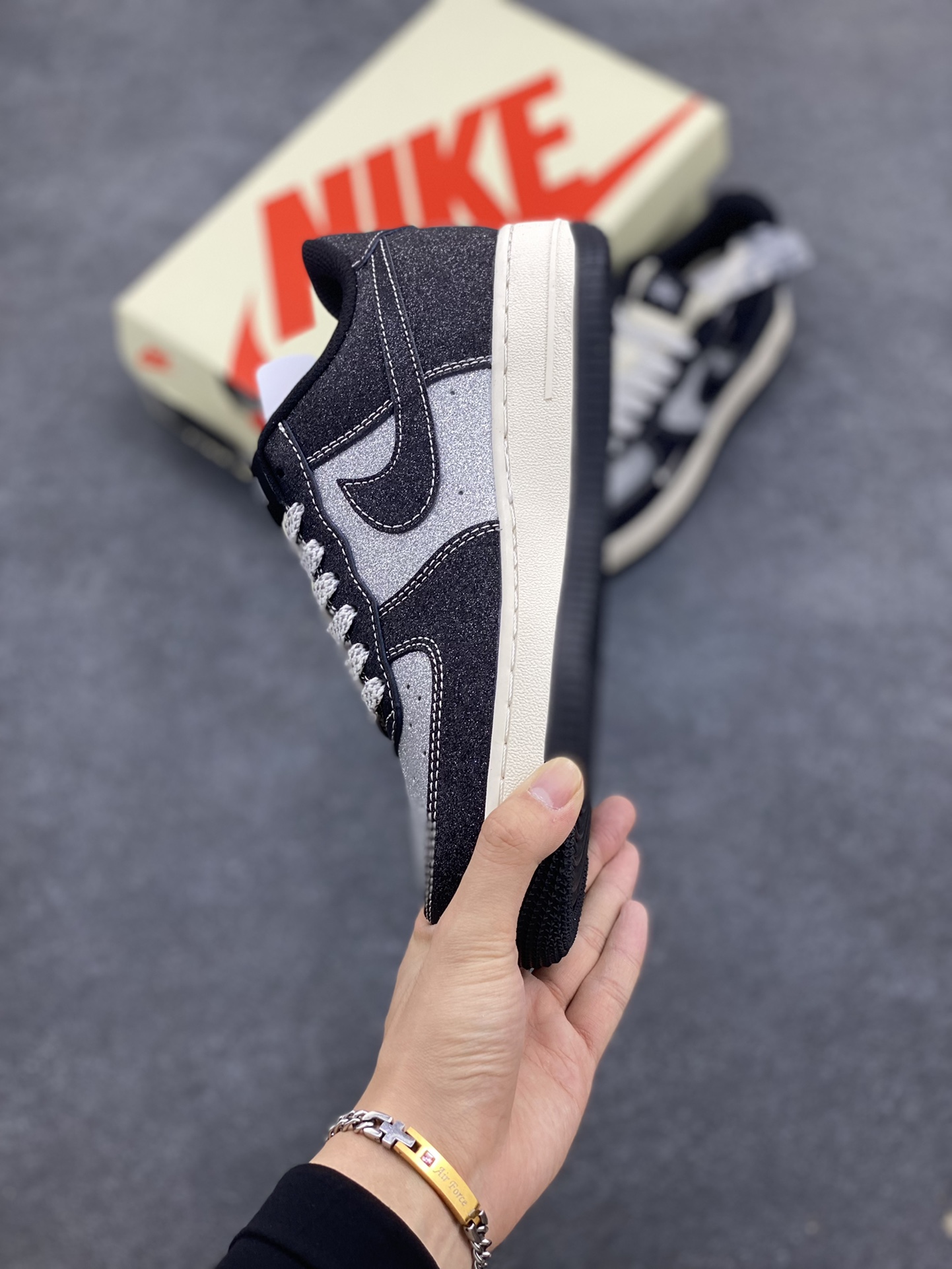 图片[3]-NIke Air Force 1 \’07 Low “斯图西联名–满天星”空军一号 低帮 运动鞋 休闲鞋 折边针车 工艺难度大 原楦头原纸板 原装鞋盒 定制五金配件 内置全掌气垫 原厂鞋底 货号：XZ1968-518 尺码：36 36.5 37.5 38 38.5 39 40 40.5 41 42 42.5 43 44 44.5 45-选品中心