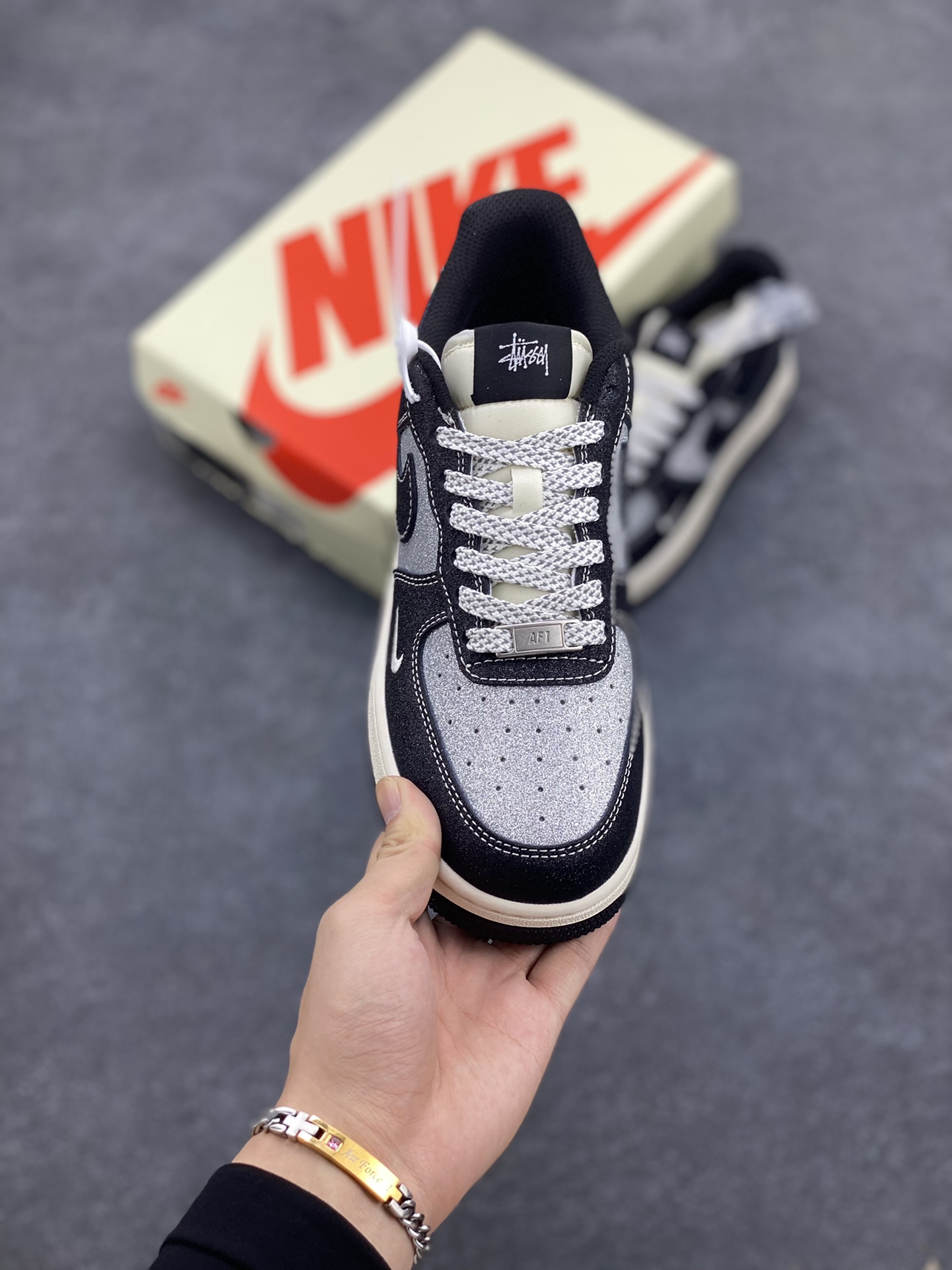 图片[2]-NIke Air Force 1 \’07 Low “斯图西联名–满天星”空军一号 低帮 运动鞋 休闲鞋 折边针车 工艺难度大 原楦头原纸板 原装鞋盒 定制五金配件 内置全掌气垫 原厂鞋底 货号：XZ1968-518 尺码：36 36.5 37.5 38 38.5 39 40 40.5 41 42 42.5 43 44 44.5 45-选品中心