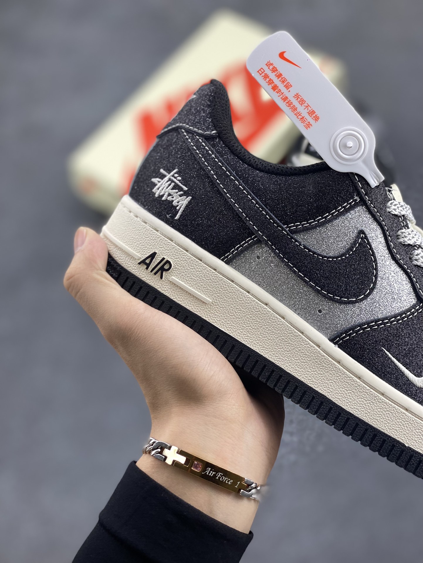 图片[6]-NIke Air Force 1 \’07 Low “斯图西联名–满天星”空军一号 低帮 运动鞋 休闲鞋 折边针车 工艺难度大 原楦头原纸板 原装鞋盒 定制五金配件 内置全掌气垫 原厂鞋底 货号：XZ1968-518 尺码：36 36.5 37.5 38 38.5 39 40 40.5 41 42 42.5 43 44 44.5 45-选品中心