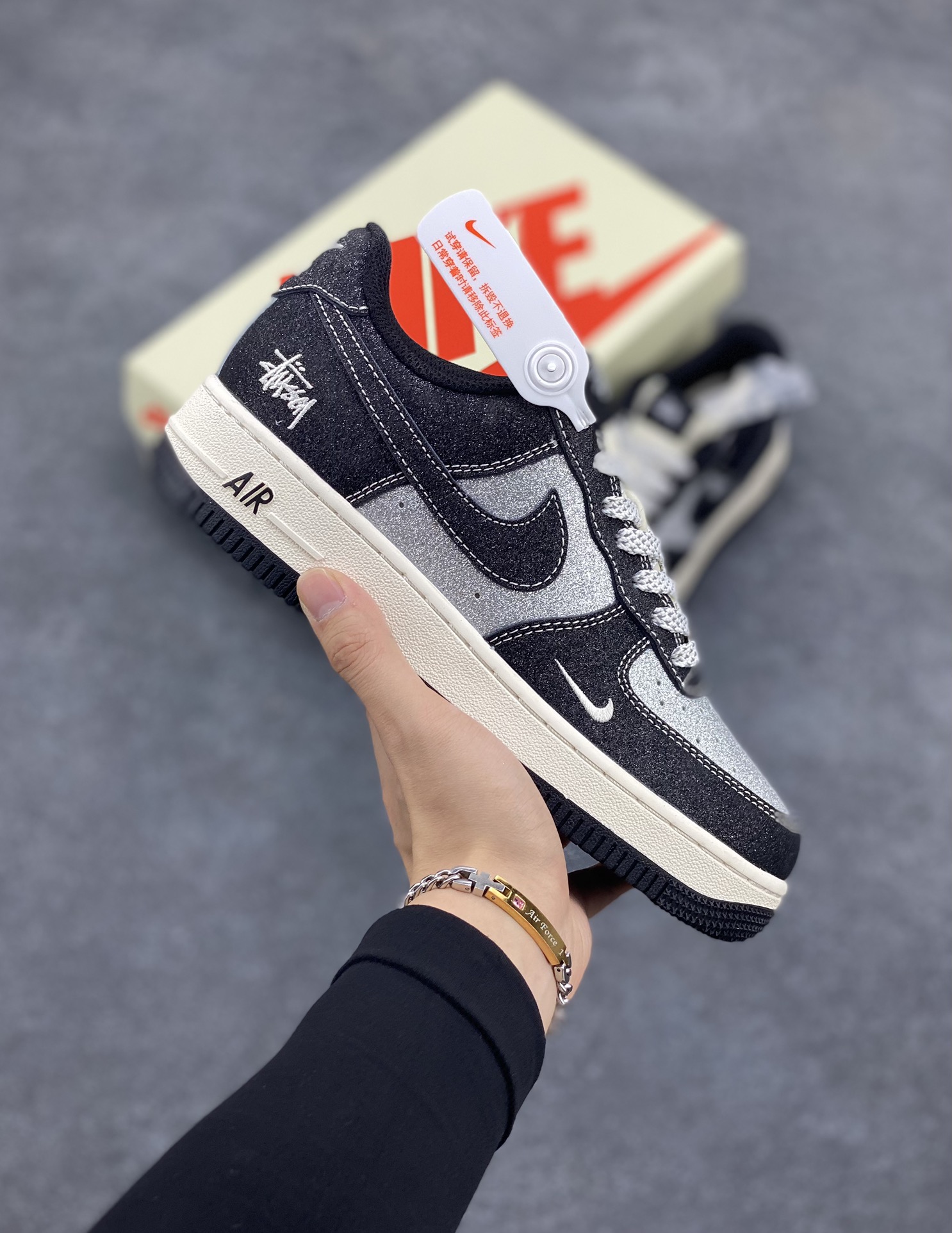 NIke Air Force 1 \'07 Low “斯图西联名--满天星”空军一号 低帮 运动鞋 休闲鞋 折边针车 工艺难度大 原楦头原纸板 原装鞋盒 定制五金配件 内置全掌气垫 原厂鞋底 货号：XZ1968-518 尺码：36 36.5 37.5 38 38.5 39 40 40.5 41 42 42.5 43 44 44.5 45-选品中心