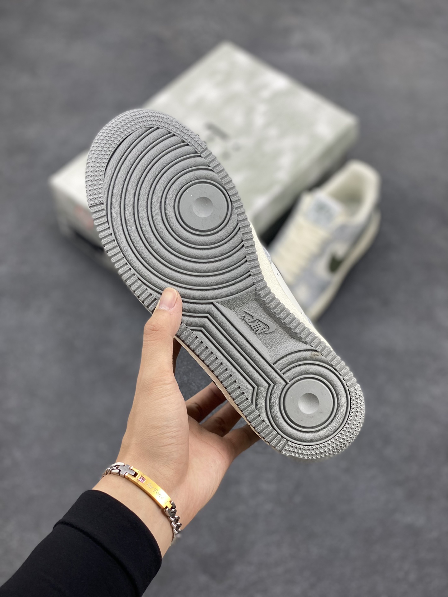 图片[5]-Nike Air Force 1 Low ’07 岩石绿 配色 空军一号低帮休闲板鞋 原厂定制皮料 定制鞋盒 原楦原纸板 纯正版型 正品NFC感应芯片 高清洁度 内置全掌气垫 货号：BL5866-906 尺码：36 36.5 37.5 38 38.5 39 40 40.5 41 42 42.5 43 44 44.5 45-选品中心