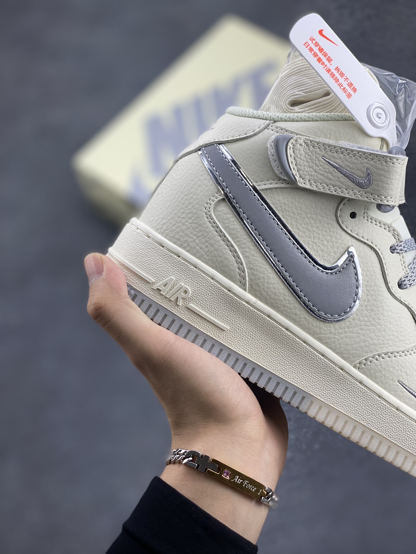 图片[6]-Nike Air Force 1 MID 米灰双色底 满天星空军一号中帮休闲板鞋 3M反光 水晶大底 定制鞋盒 原楦头原纸板 纯正空军版型 内置全掌气垫 货号：XL0236-232 尺码：36 36.5 37.5 38 38.5 39 40 40.5 41 42 42.5 43 44 44.5 45-选品中心