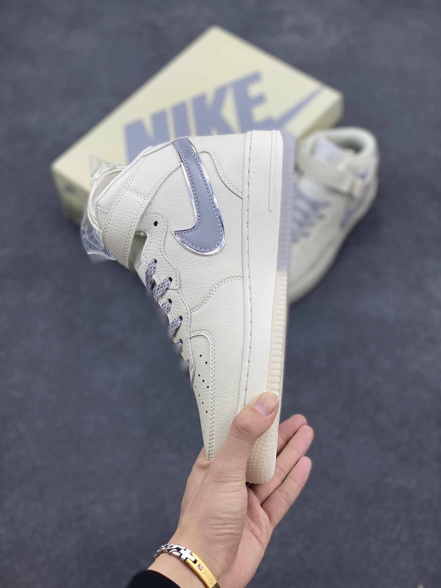 图片[3]-Nike Air Force 1 MID 米灰双色底 满天星空军一号中帮休闲板鞋 3M反光 水晶大底 定制鞋盒 原楦头原纸板 纯正空军版型 内置全掌气垫 货号：XL0236-232 尺码：36 36.5 37.5 38 38.5 39 40 40.5 41 42 42.5 43 44 44.5 45-选品中心