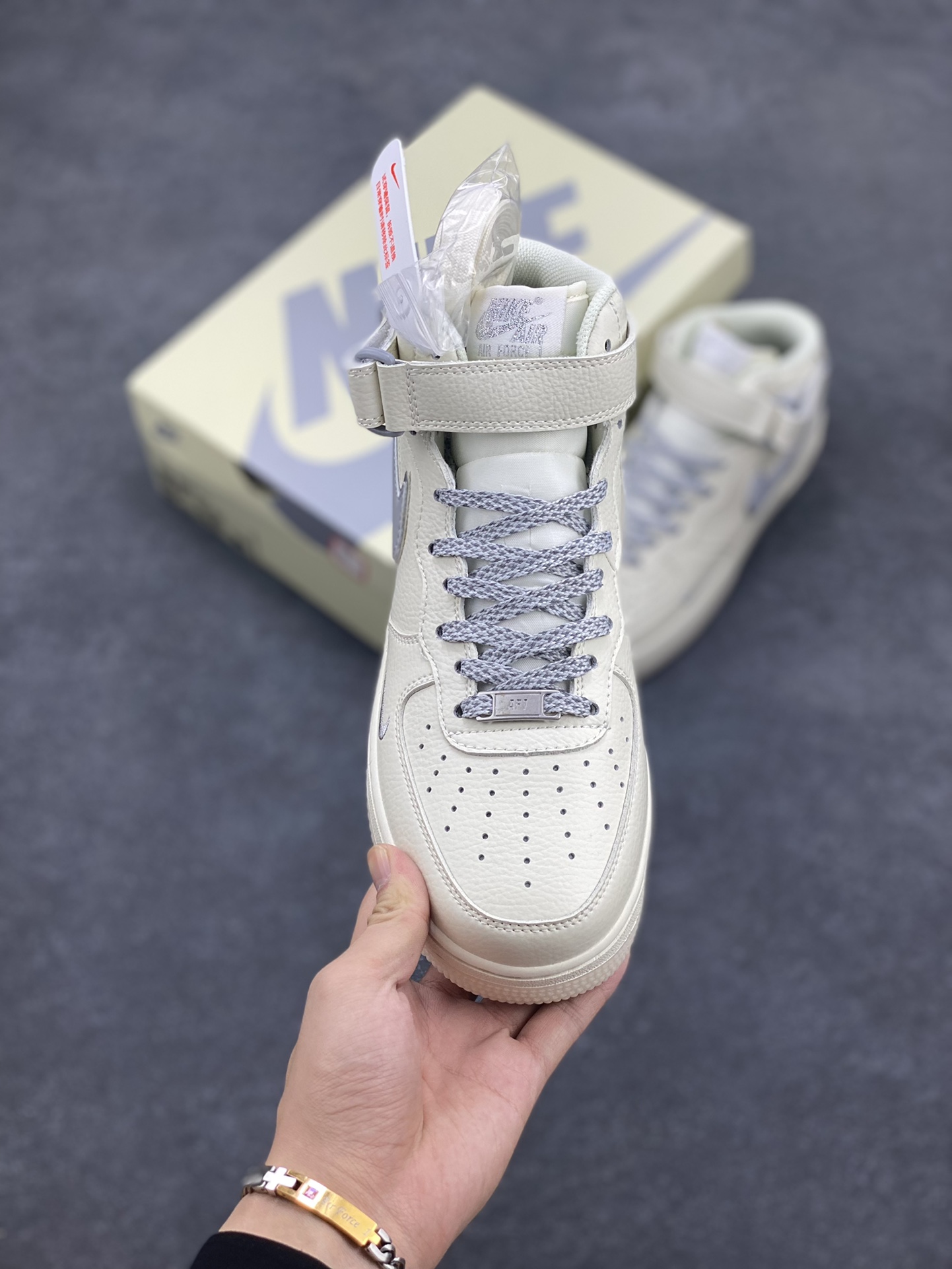 图片[2]-Nike Air Force 1 MID 米灰双色底 满天星空军一号中帮休闲板鞋 3M反光 水晶大底 定制鞋盒 原楦头原纸板 纯正空军版型 内置全掌气垫 货号：XL0236-232 尺码：36 36.5 37.5 38 38.5 39 40 40.5 41 42 42.5 43 44 44.5 45-选品中心
