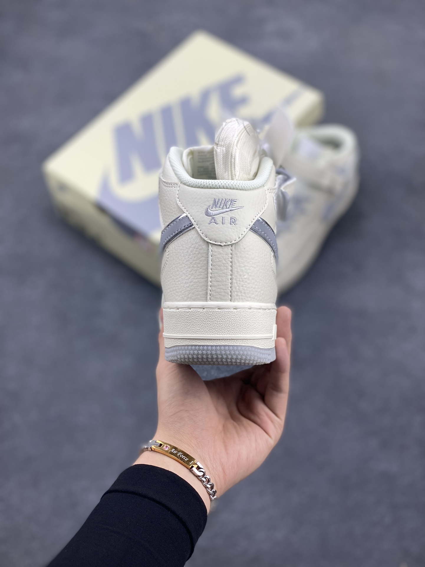 图片[4]-Nike Air Force 1 MID 米灰双色底 满天星空军一号中帮休闲板鞋 3M反光 水晶大底 定制鞋盒 原楦头原纸板 纯正空军版型 内置全掌气垫 货号：XL0236-232 尺码：36 36.5 37.5 38 38.5 39 40 40.5 41 42 42.5 43 44 44.5 45-选品中心