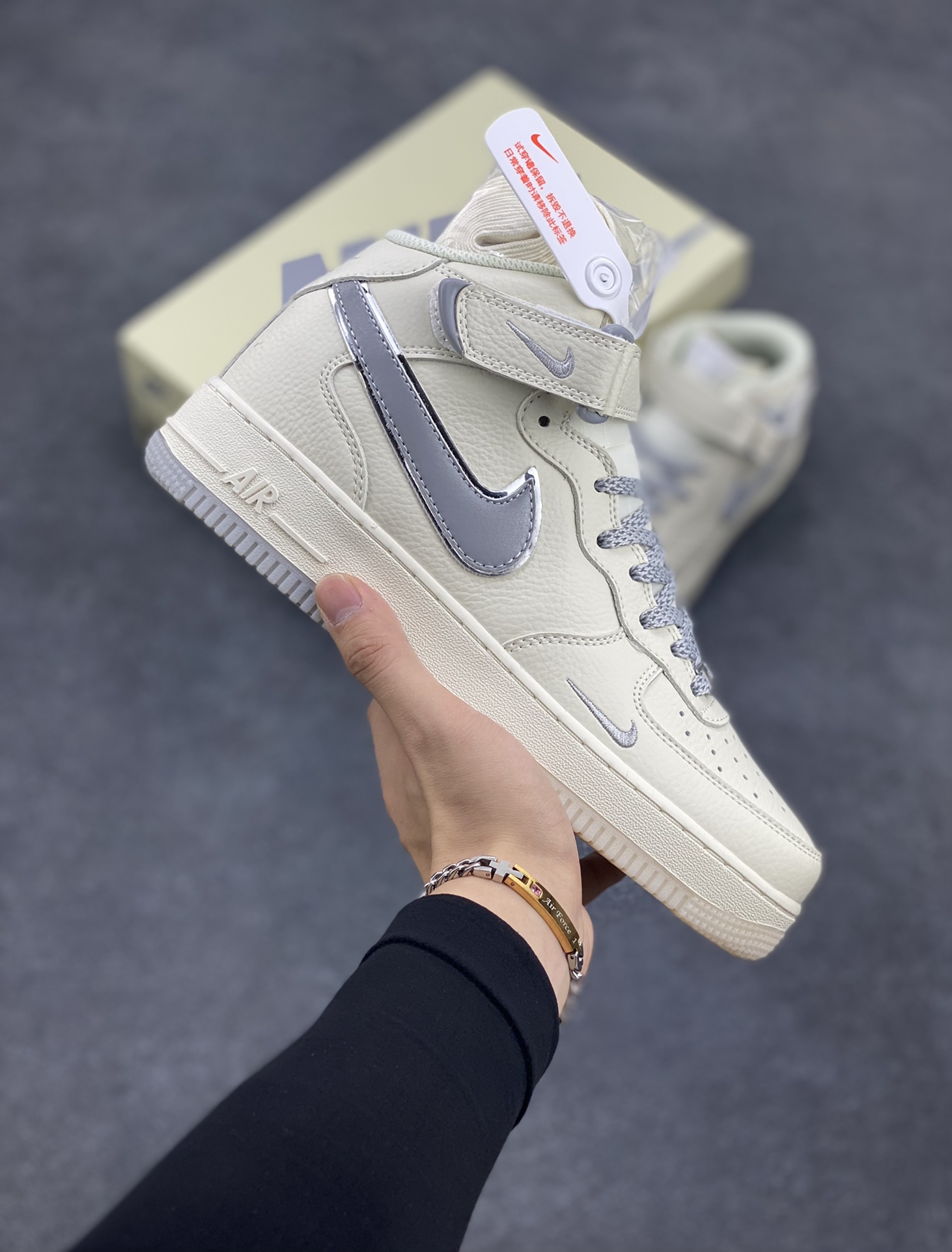 Nike Air Force 1 MID 米灰双色底 满天星空军一号中帮休闲板鞋 3M反光 水晶大底 定制鞋盒 原楦头原纸板 纯正空军版型 内置全掌气垫 货号：XL0236-232 尺码：36 36.5 37.5 38 38.5 39 40 40.5 41 42 42.5 43 44 44.5 45-选品中心