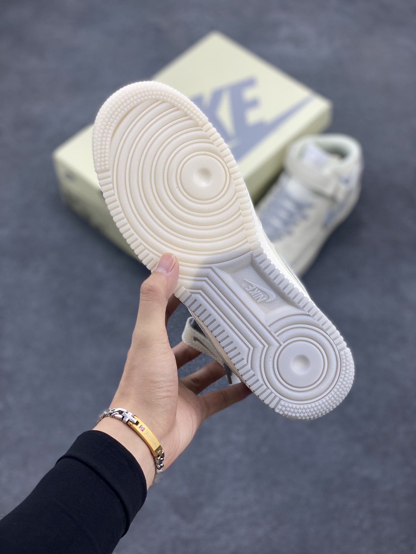 图片[5]-Nike Air Force 1 MID 米灰双色底 满天星空军一号中帮休闲板鞋 3M反光 水晶大底 定制鞋盒 原楦头原纸板 纯正空军版型 内置全掌气垫 货号：XL0236-232 尺码：36 36.5 37.5 38 38.5 39 40 40.5 41 42 42.5 43 44 44.5 45-选品中心