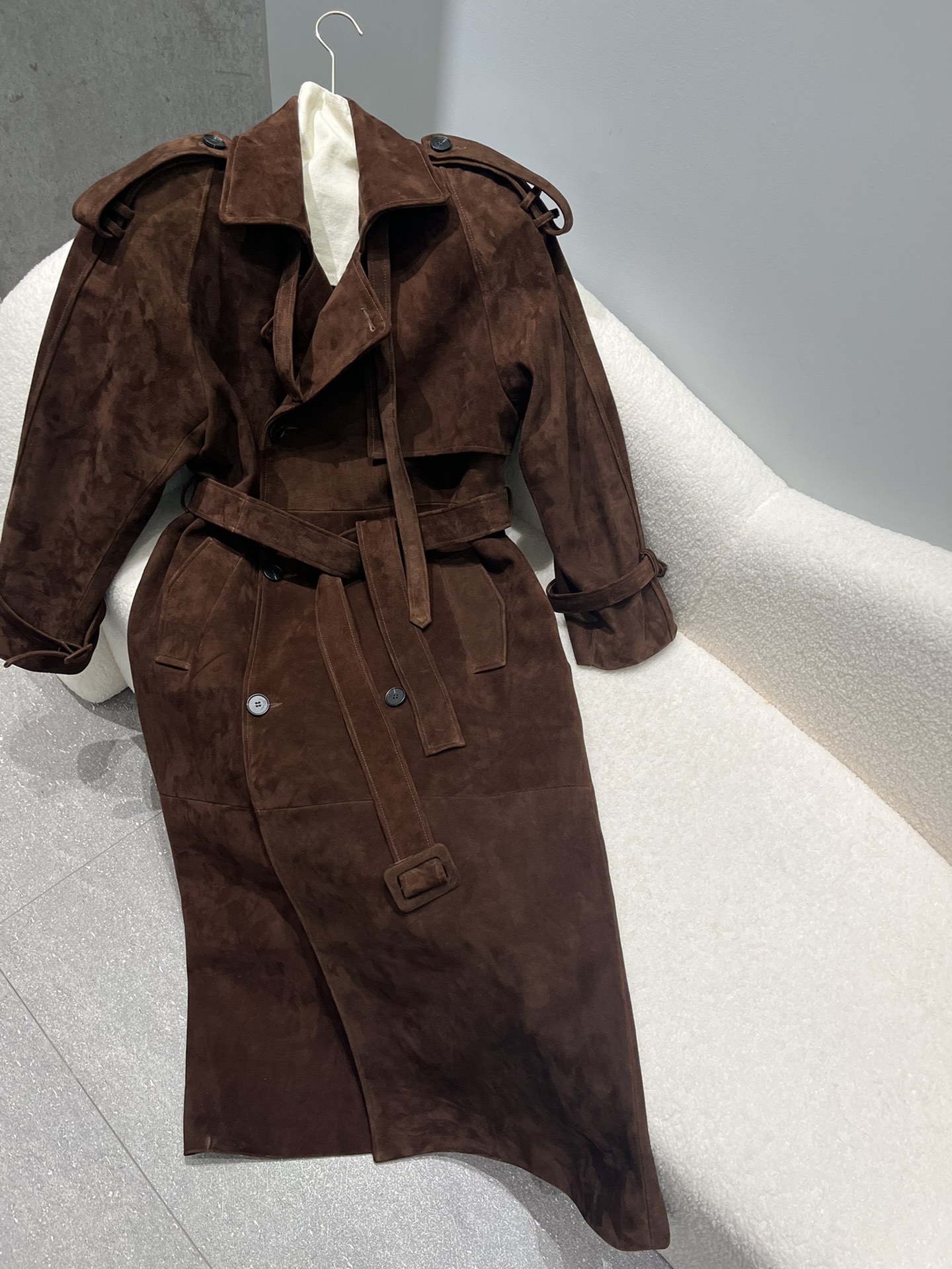 NO:744733,2 Saint Laurent goatskin suede long windbreaker, broad shoulder pads on the upper body, super aura, buttons with logo, extra long, very weighty clothes, colors are very suitable for autumn and winter, Saint Laurent-clothing, saint laurent, sheepskin,198609092 圣罗兰山羊皮反绒长风衣,阔肩垫上身超有气场,纽扣带logo,超长,衣服很有份量 色都很适合秋冬,圣罗兰-服装,saint laurent,sheepskin,,Women's clothing