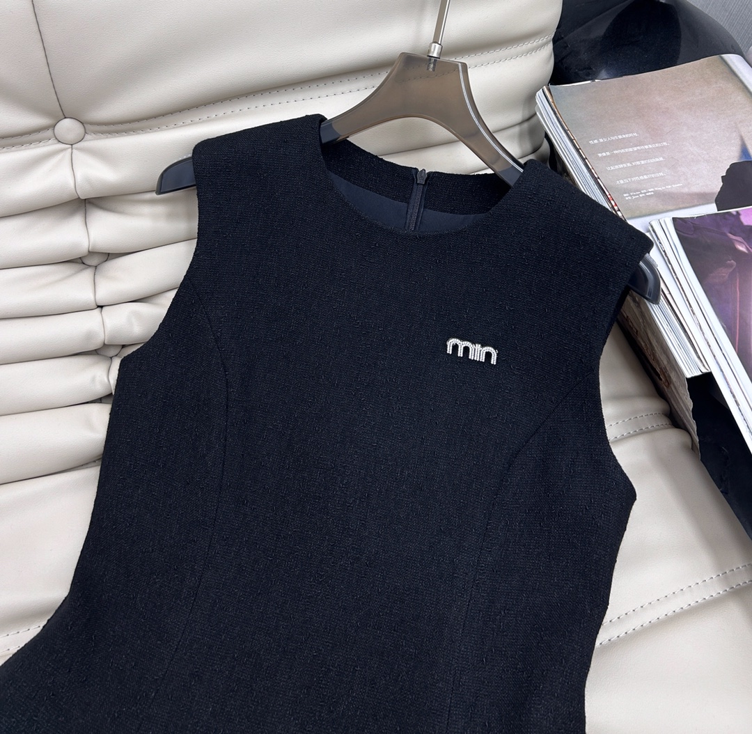 Elegant Wool Blend Vest Dress - Chic Sleeveless Mini Dress with Pleated Detail 3 i1728377210 382 1