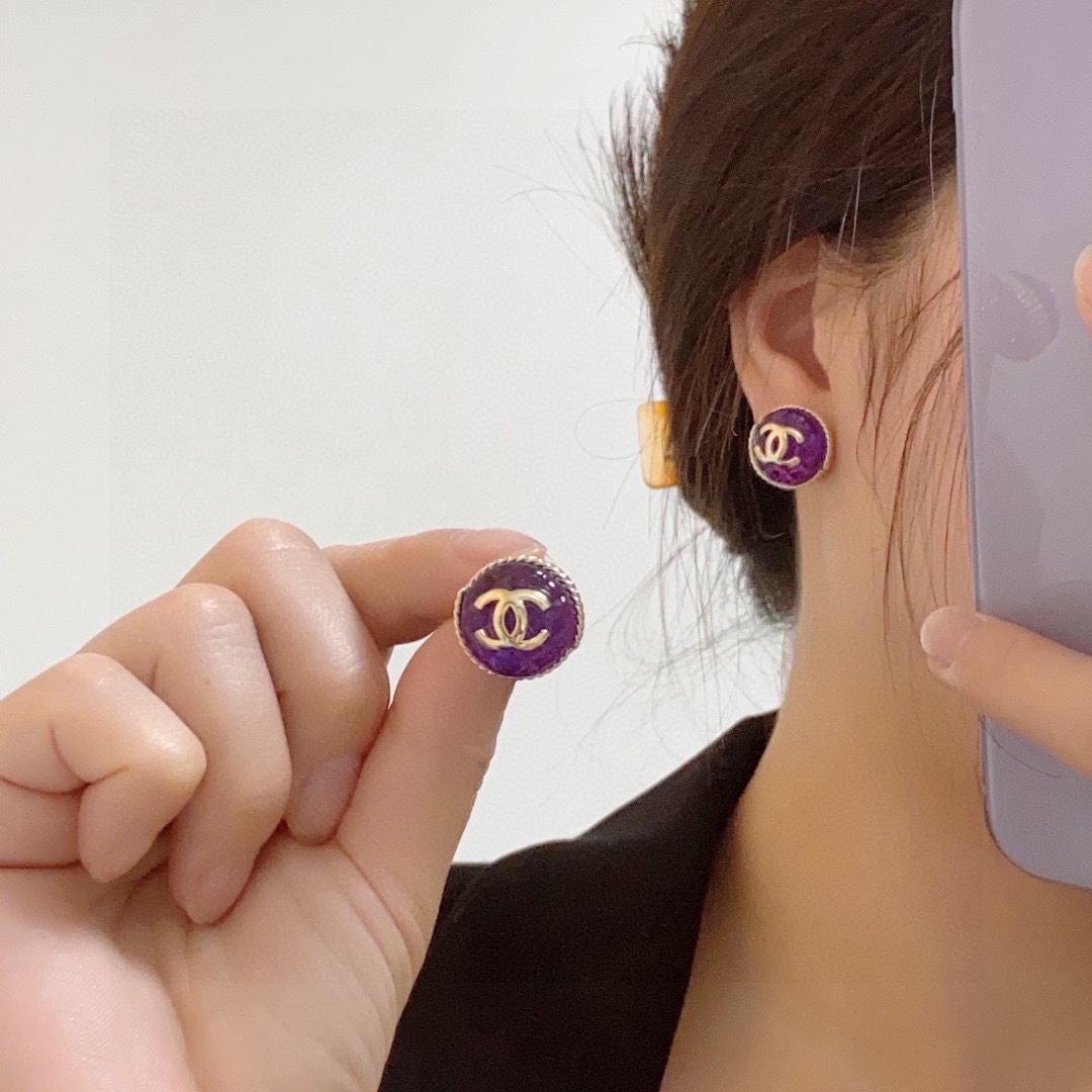 NO:105605,Xiaoxiangfeng Chanel Purple diamond earrings Xiaohongshu fashion experts all plant grass. Face shape. Original material. Very simple. Daily matching is very good. Hope to look, jewelry quality, chanel19860909小香风Chanel 紫色菱格耳钉小红书时尚达人都有种草哦 显脸型 原版材质 很简约 日常配搭很不错滴 耐看ing,饰品精品,chanel,Jewelry