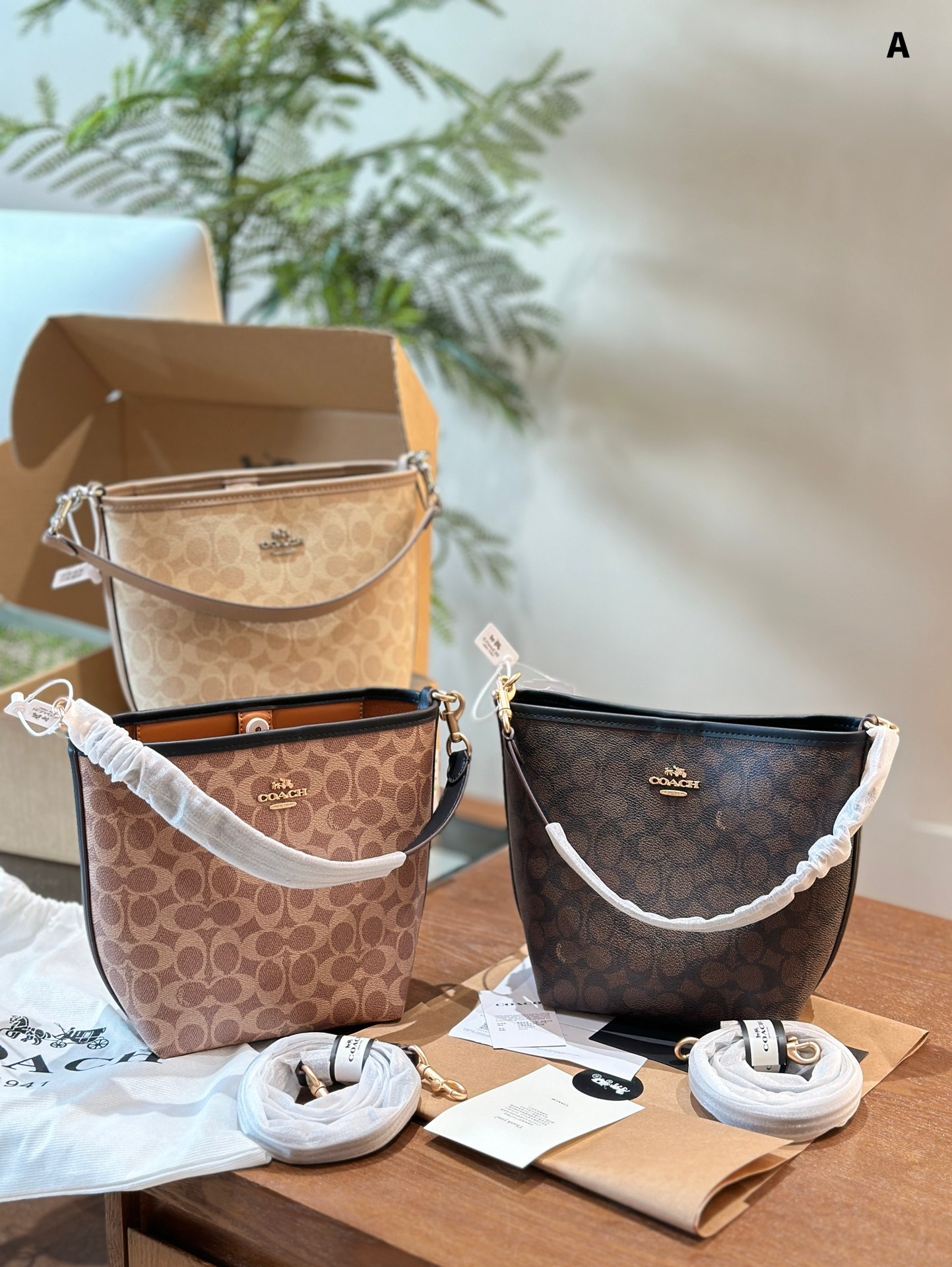 ¿No te encanta el nuevo cubo NEWcity de Coach? Razones para recomendarlo: 444. Dos correas: de mano, bajo el brazo o cr…