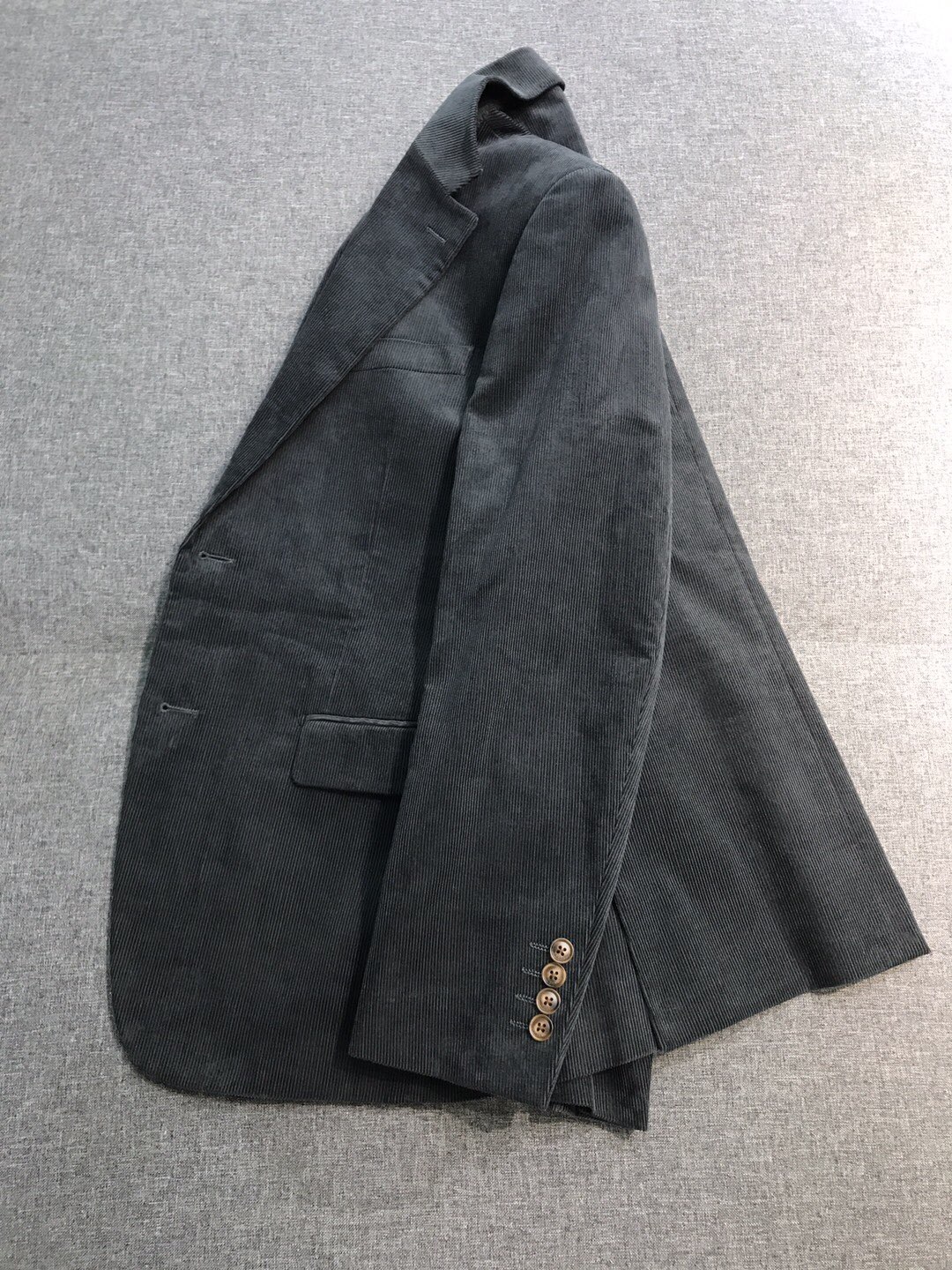 【新品】GD2061wldywd-家族男士商务休闲灯芯绒西服/单西外套（附高档防尘袋），高端洋行出品，殿堂级品鉴奢华臻物，纯正血统品质，24年F/W秋冬新品，官方王牌产物！\n单西属于衣橱不可或缺的必备单品，属于出街拗造型的杀手锏级的独门利器，属于衡量男人品味的一张名片，具备独特的属性功能可以横跨四季穿搭！\n灯芯绒材质单品属于秋冬独有的存在，绝对的属于硬通货，欧美街拍频现的单品，自带浓郁的复古气息，以及优雅且雅痞绅士感，极易凸显气质的类型，灯芯绒材质在一定程度上弱化了严谨与严肃感，拉近了距离，亲和力十足！\n意大利客供进口高级灯芯绒面料，高克重埃及长绒棉打造，质感一流，触感细腻舒适，肌理有着水洗工艺后的痕迹，透着微微复古韵味质感，耐磨有韧性，挺刮性与抗皱性极强，且具备优良的透气性，厚实保暖性亦佳！\n工艺制作水平方面都堪称一流，严格按照意大利工艺标准制作，eddbj多道成衣工序，通身的纽扣采用西班牙牛角打磨制成，每一粒都自带天然的纹理构造，独一无二，细品颇具味道，上面镌刻饰有品牌标识，纯手工的参与更具匠心，每处细节无不彰显出奢华品质！\n剪裁一流，配色轻熟内敛百搭，品味与优雅气质兼容并蓄，穿搭轻松诠释与众不同的时尚态度与绅士型格，可以轻松驾驭职场通勤、公务谈判、政律、婚礼等驾驭多种场合，都市精英男士首选！尺码48-56\n48码 肩宽45 胸围102 袖长61 衣长73