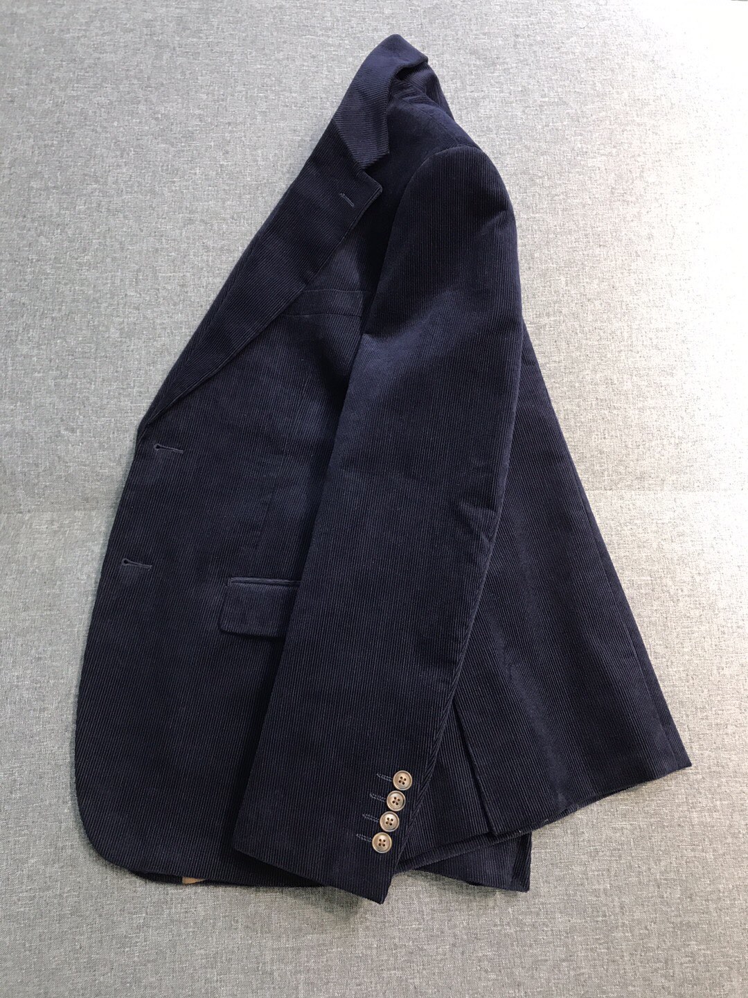 【新品】GD2061wldywd-家族男士商务休闲灯芯绒西服/单西外套（附高档防尘袋），高端洋行出品，殿堂级品鉴奢华臻物，纯正血统品质，24年F/W秋冬新品，官方王牌产物！\n单西属于衣橱不可或缺的必备单品，属于出街拗造型的杀手锏级的独门利器，属于衡量男人品味的一张名片，具备独特的属性功能可以横跨四季穿搭！\n灯芯绒材质单品属于秋冬独有的存在，绝对的属于硬通货，欧美街拍频现的单品，自带浓郁的复古气息，以及优雅且雅痞绅士感，极易凸显气质的类型，灯芯绒材质在一定程度上弱化了严谨与严肃感，拉近了距离，亲和力十足！\n意大利客供进口高级灯芯绒面料，高克重埃及长绒棉打造，质感一流，触感细腻舒适，肌理有着水洗工艺后的痕迹，透着微微复古韵味质感，耐磨有韧性，挺刮性与抗皱性极强，且具备优良的透气性，厚实保暖性亦佳！\n工艺制作水平方面都堪称一流，严格按照意大利工艺标准制作，eddbj多道成衣工序，通身的纽扣采用西班牙牛角打磨制成，每一粒都自带天然的纹理构造，独一无二，细品颇具味道，上面镌刻饰有品牌标识，纯手工的参与更具匠心，每处细节无不彰显出奢华品质！\n剪裁一流，配色轻熟内敛百搭，品味与优雅气质兼容并蓄，穿搭轻松诠释与众不同的时尚态度与绅士型格，可以轻松驾驭职场通勤、公务谈判、政律、婚礼等驾驭多种场合，都市精英男士首选！尺码48-56\n48码 肩宽45 胸围102 袖长61 衣长73