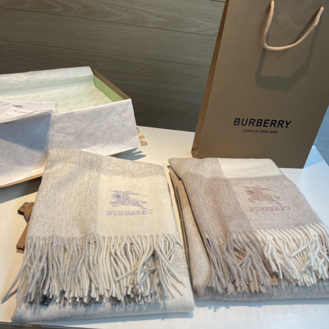 Burberry巴宝莉爱心款️大B家新品围巾披肩磅重来了️bur原单殿堂皇级室最新款️专在柜售16000