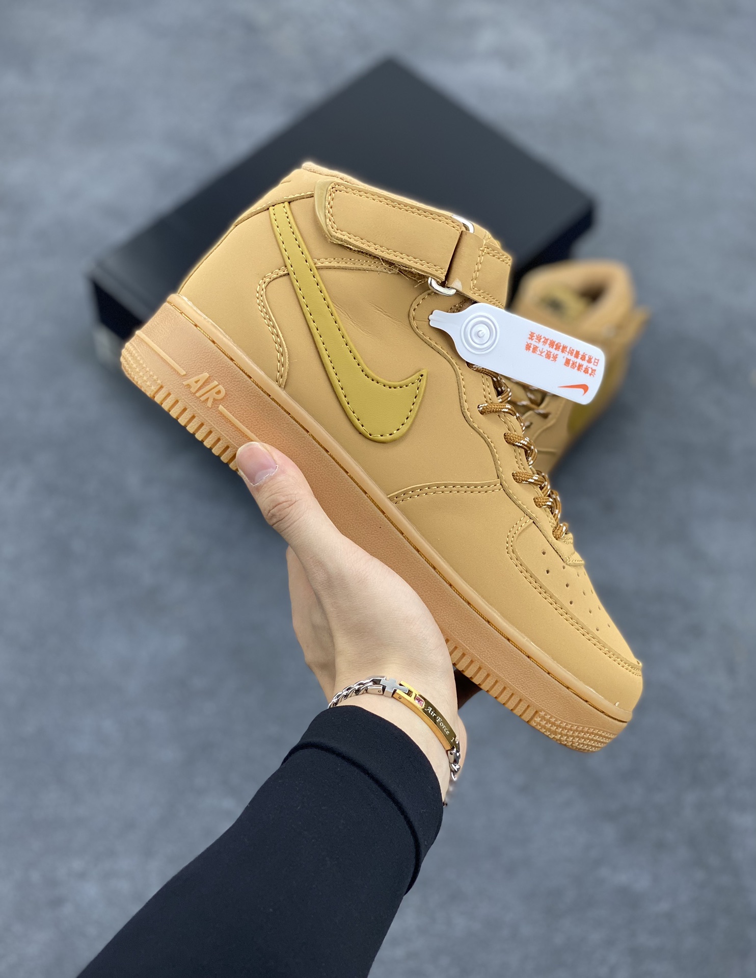 福利特价 无敌性价比🔥 Nike Air Force 1\'07 空军一号休闲运动板鞋 中帮小麦二代 原楦头原纸板 打造纯正空军版型#专注外贸渠道 全掌内置蜂窝气垫 #原盒配件 原厂中底钢印、拉帮完美 货号：DJ9158-200 尺码：36 36.5 37.5 38 38.5 39 40 40.5 41 42 42.5 43 44 44.5 45-选品中心