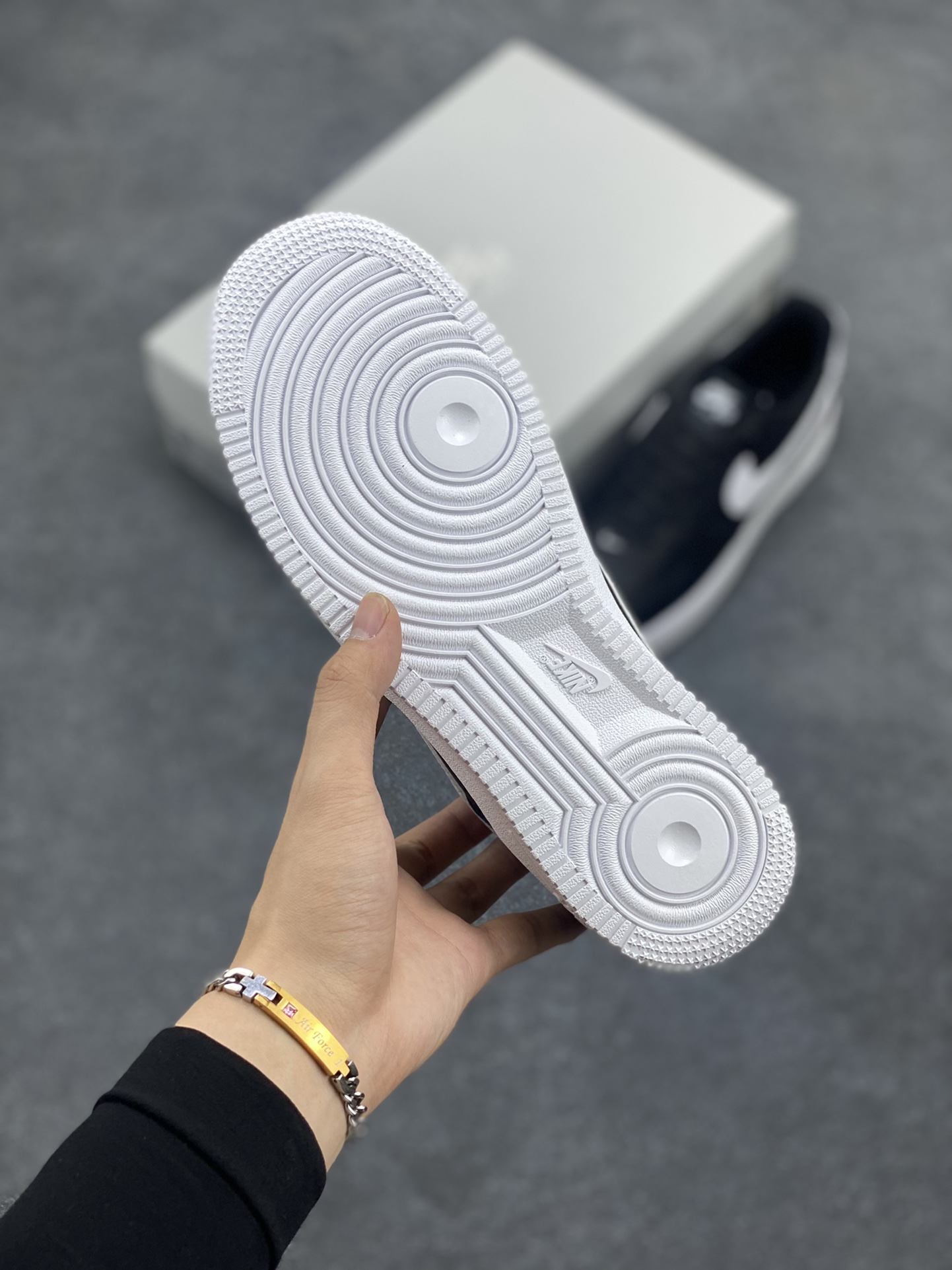 图片[5]-Nike Air Force 1\’07 空军一号休闲运动板鞋 黑白勾 原楦头原纸板 打造纯正空军版型#专注外贸渠道 全掌内置蜂窝气垫 #原盒配件 原厂中底钢印、拉帮完美 货号：FV5948-001 尺码：36 36.5 37.5 38 38.5 39 40 40.5 41 42 42.5 43 44 44.5 45-选品中心