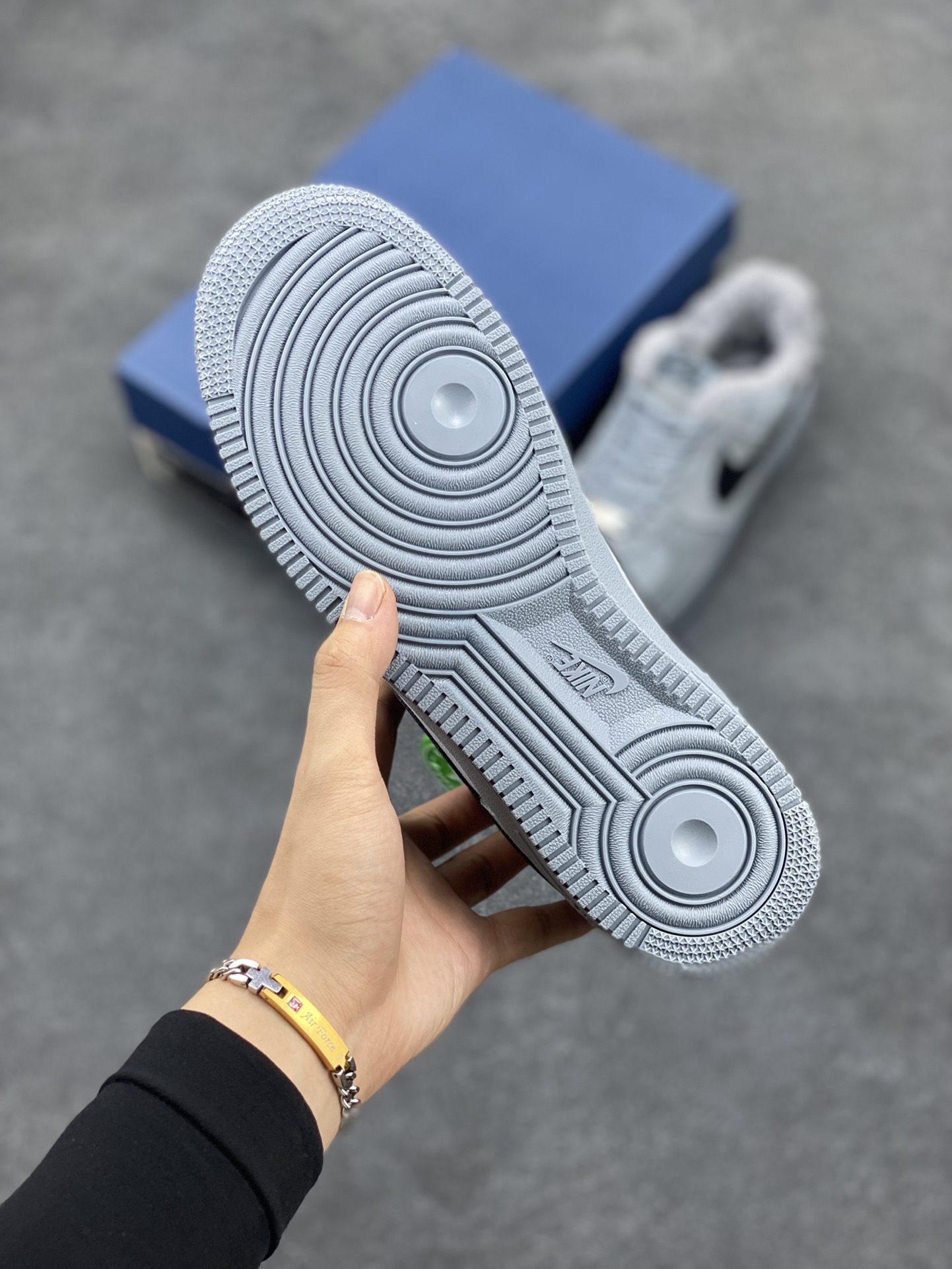 图片[5]-Nike Air Force 1 ’07 Low 空军一号低帮百搭休闲运动板鞋。柔软、弹性十足的缓震性能和出色的中底设计，横跨复古与现代的外型结合，造就出风靡全球三十多年的Force 1，直到今天还深受青睐 货号：AJ7747-101 尺码：36 37.5 38 39 40 40.5 41 42 42.5 43 44 44.5 45-选品中心