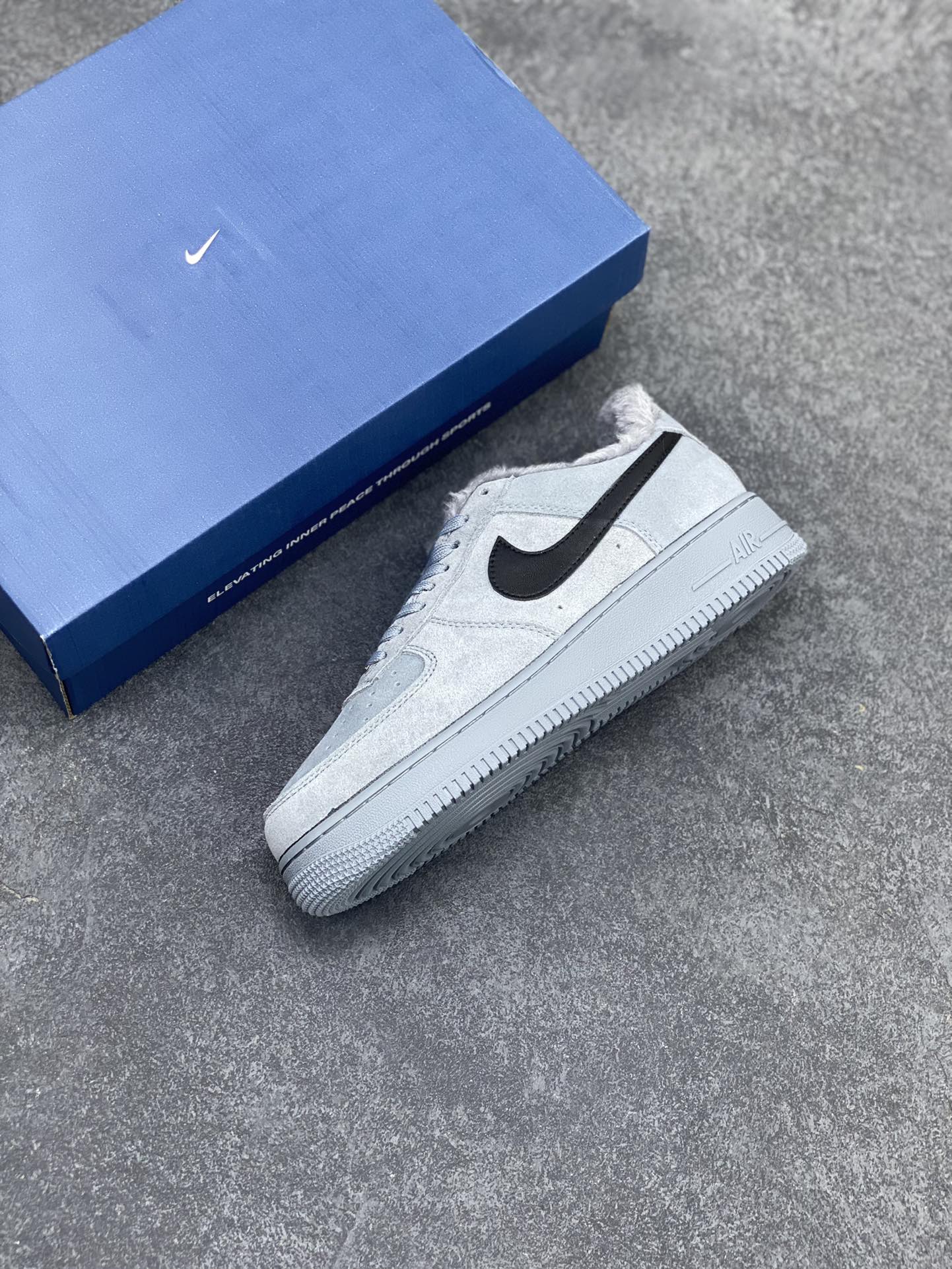 图片[7]-Nike Air Force 1 ’07 Low 空军一号低帮百搭休闲运动板鞋。柔软、弹性十足的缓震性能和出色的中底设计，横跨复古与现代的外型结合，造就出风靡全球三十多年的Force 1，直到今天还深受青睐 货号：AJ7747-101 尺码：36 37.5 38 39 40 40.5 41 42 42.5 43 44 44.5 45-选品中心