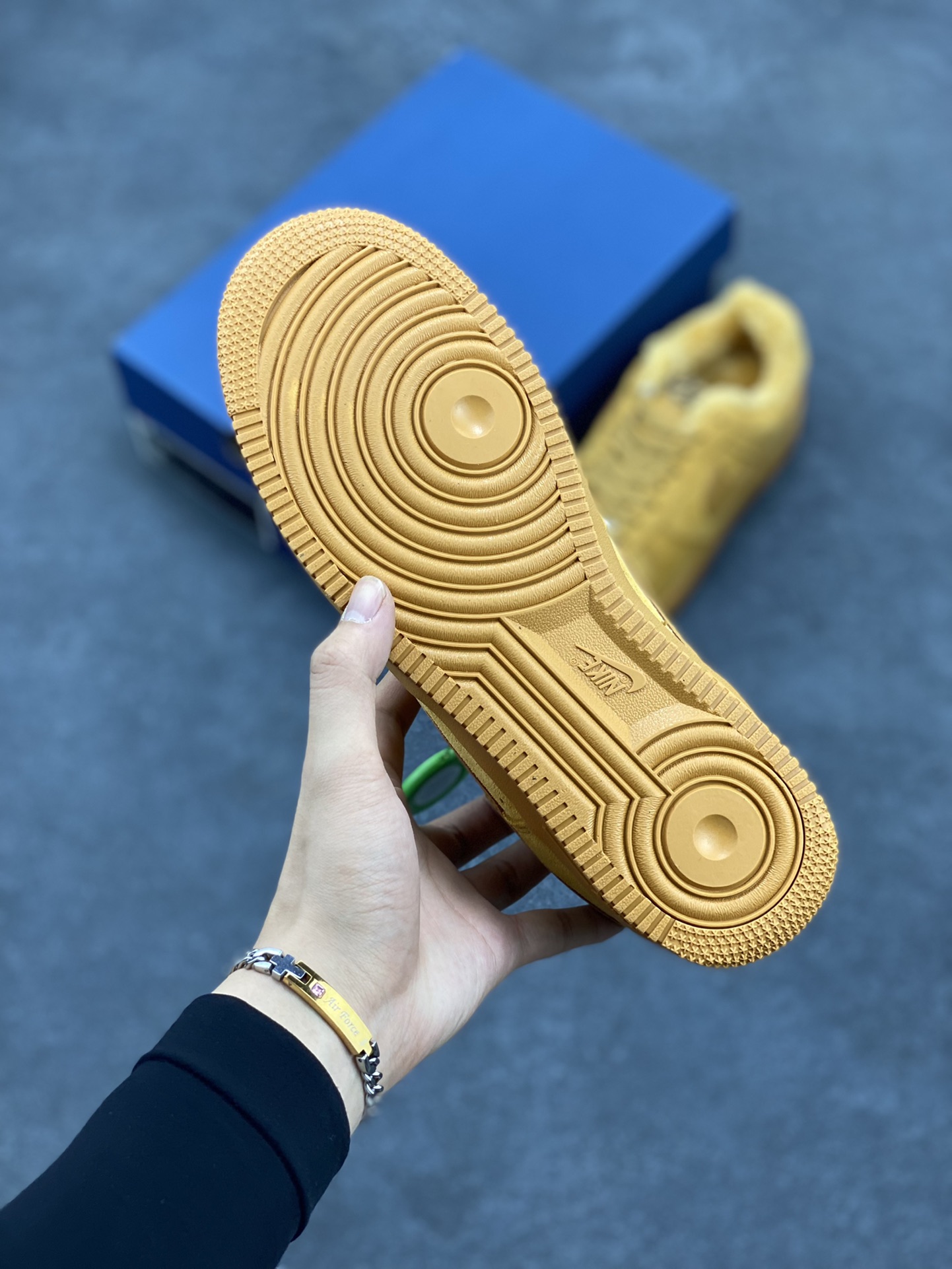 图片[5]-Nike Air Force 1 ’07 Low 空军一号低帮百搭休闲运动板鞋。柔软、弹性十足的缓震性能和出色的中底设计，横跨复古与现代的外型结合，造就出风靡全球三十多年的Force 1，直到今天还深受青睐 货号：AJ7747-102 尺码：36 37.5 38 39 40 40.5 41 42 42.5 43 44 44.5 45-选品中心