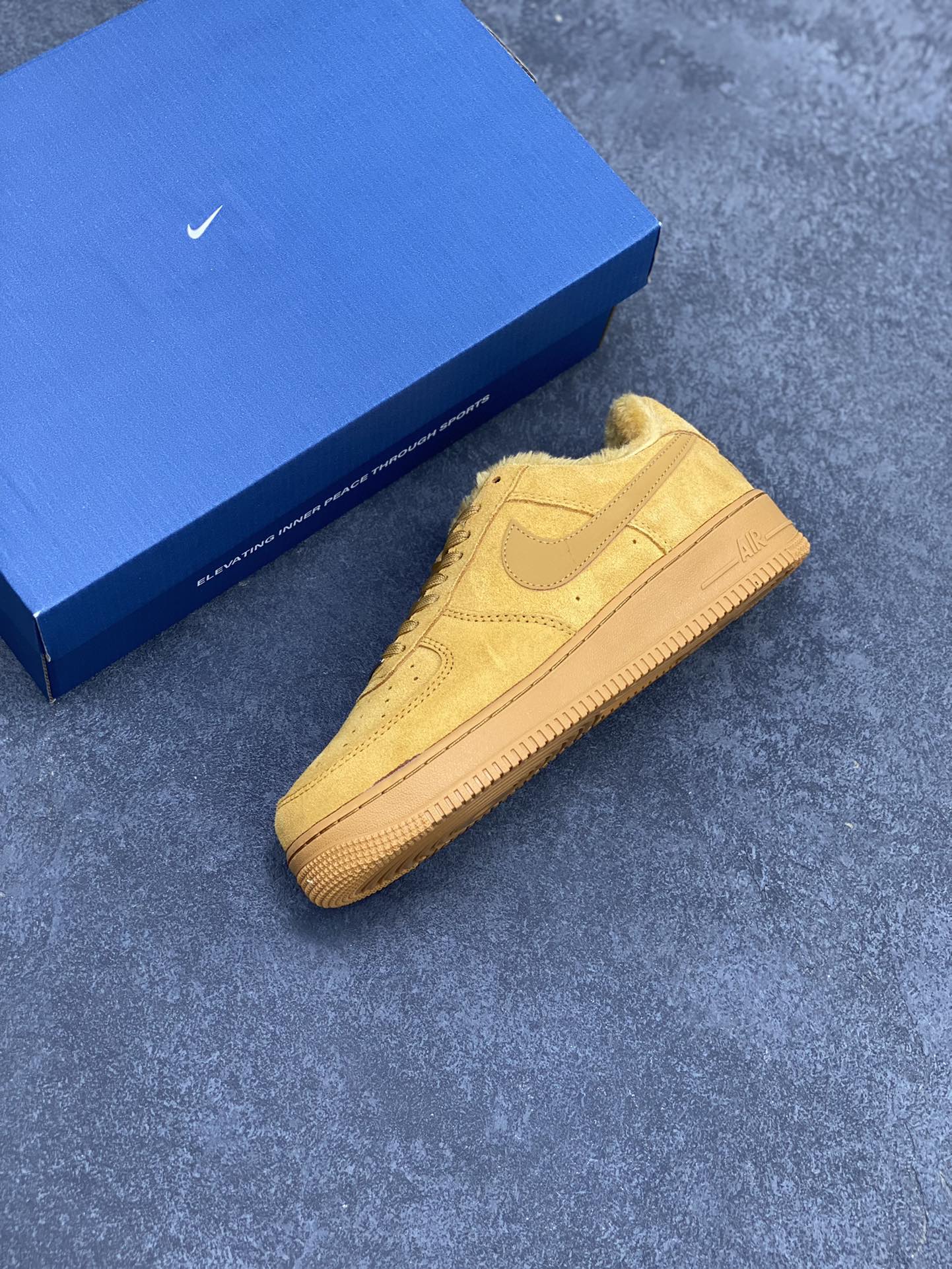 图片[7]-Nike Air Force 1 ’07 Low 空军一号低帮百搭休闲运动板鞋。柔软、弹性十足的缓震性能和出色的中底设计，横跨复古与现代的外型结合，造就出风靡全球三十多年的Force 1，直到今天还深受青睐 货号：AJ7747-102 尺码：36 37.5 38 39 40 40.5 41 42 42.5 43 44 44.5 45-选品中心