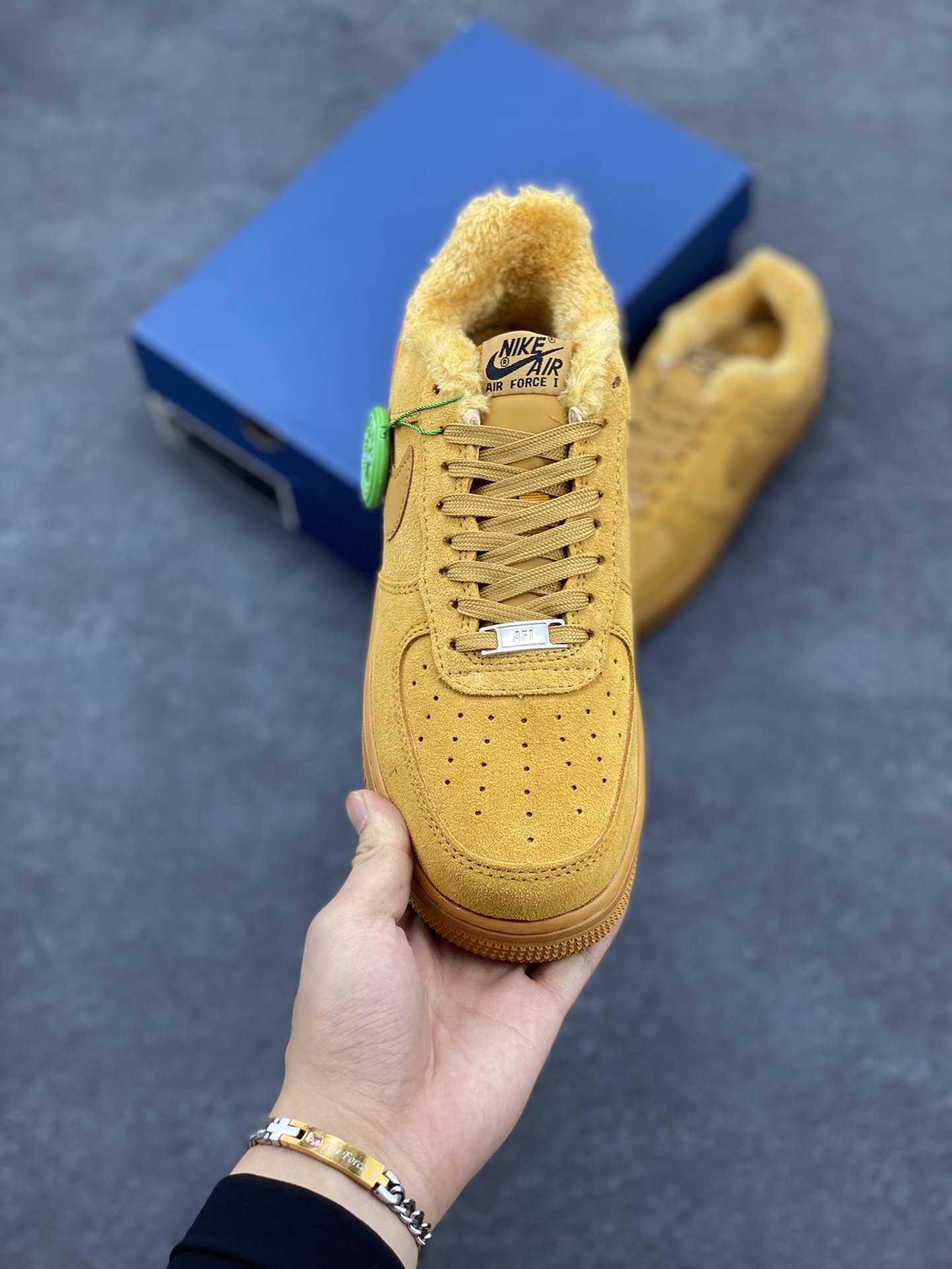 图片[2]-Nike Air Force 1 ’07 Low 空军一号低帮百搭休闲运动板鞋。柔软、弹性十足的缓震性能和出色的中底设计，横跨复古与现代的外型结合，造就出风靡全球三十多年的Force 1，直到今天还深受青睐 货号：AJ7747-102 尺码：36 37.5 38 39 40 40.5 41 42 42.5 43 44 44.5 45-选品中心