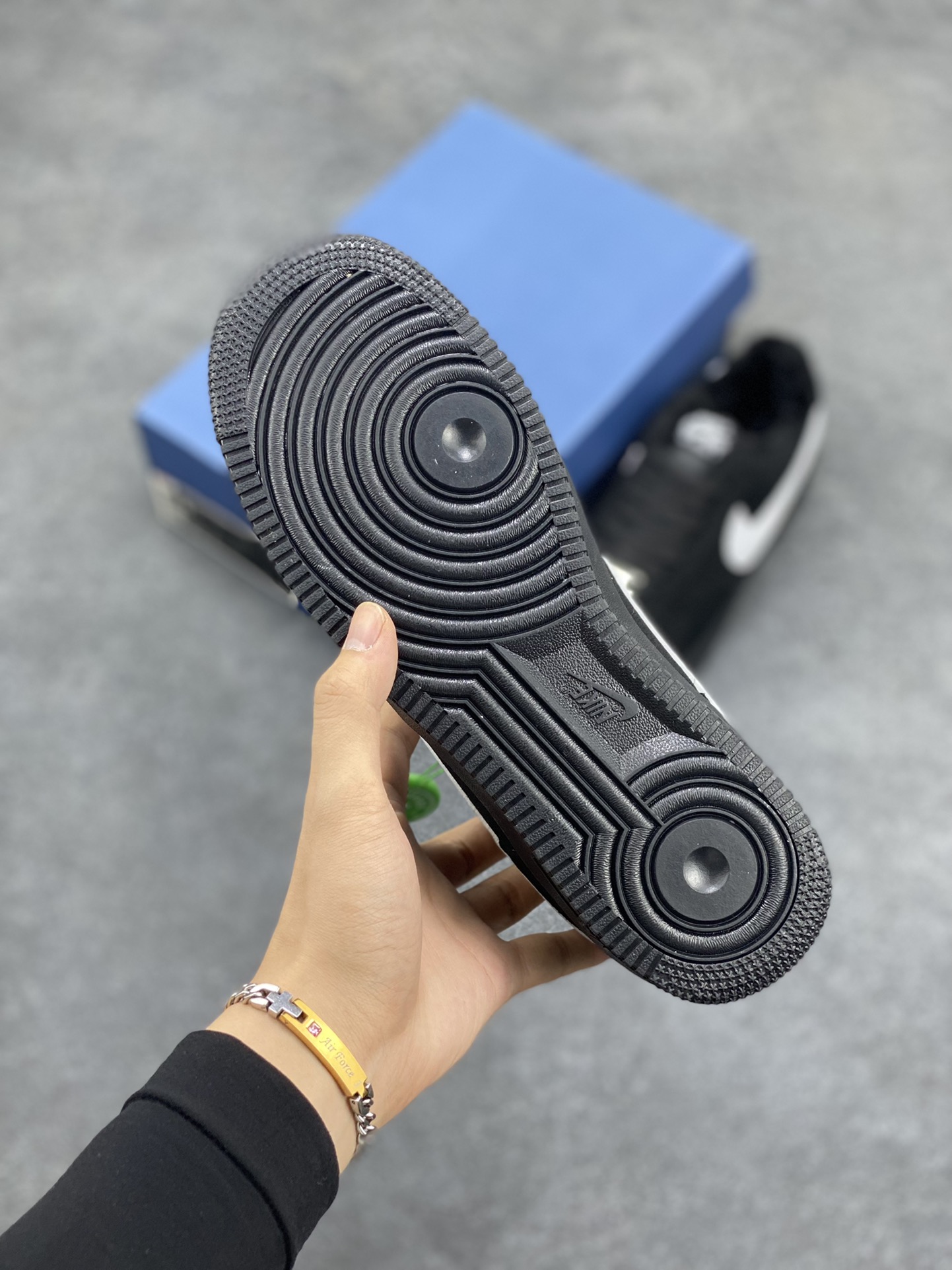 图片[5]-Nike Air Force 1 ’07 Low 空军一号低帮百搭休闲运动板鞋。柔软、弹性十足的缓震性能和出色的中底设计，横跨复古与现代的外型结合，造就出风靡全球三十多年的Force 1，直到今天还深受青睐 货号：AJ7747-100 尺码：36 37.5 38 39 40 40.5 41 42 42.5 43 44 44.5 45-选品中心