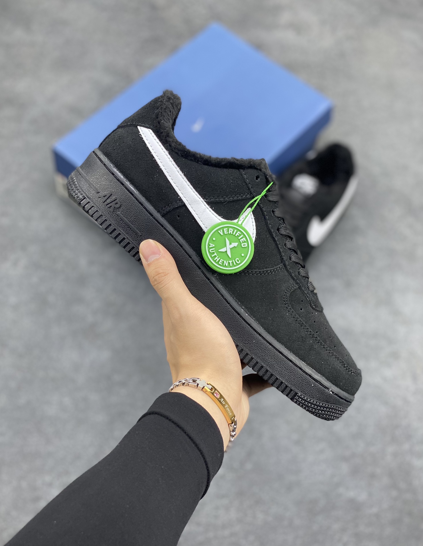 Nike Air Force 1 ’07 Low 空军一号低帮百搭休闲运动板鞋。柔软、弹性十足的缓震性能和出色的中底设计，横跨复古与现代的外型结合，造就出风靡全球三十多年的Force 1，直到今天还深受青睐 货号：AJ7747-100 尺码：36 37.5 38 39 40 40.5 41 42 42.5 43 44 44.5 45-选品中心
