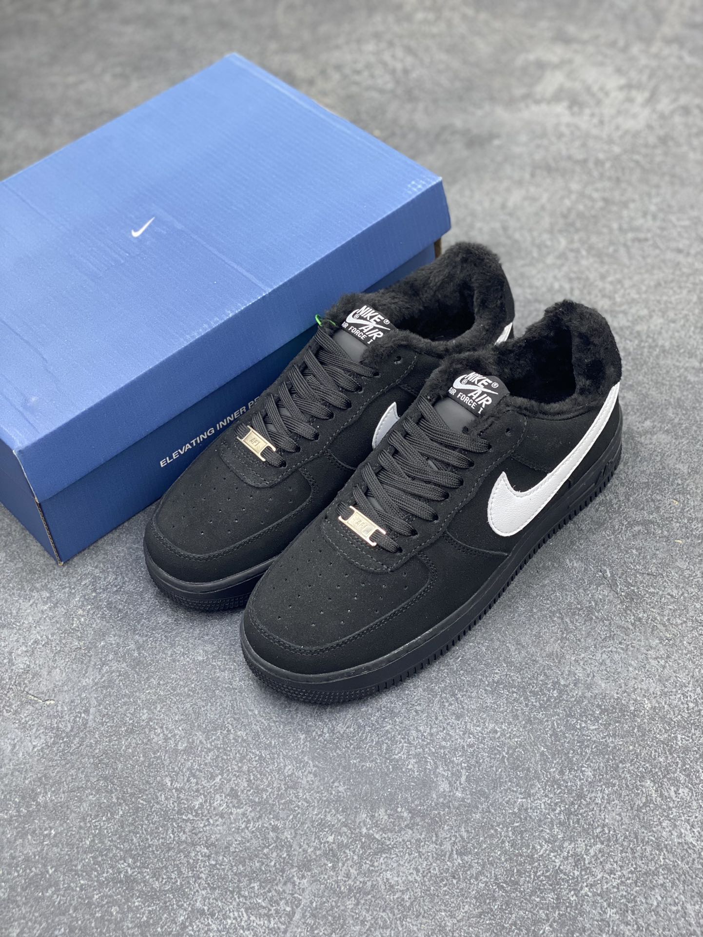图片[8]-Nike Air Force 1 ’07 Low 空军一号低帮百搭休闲运动板鞋。柔软、弹性十足的缓震性能和出色的中底设计，横跨复古与现代的外型结合，造就出风靡全球三十多年的Force 1，直到今天还深受青睐 货号：AJ7747-100 尺码：36 37.5 38 39 40 40.5 41 42 42.5 43 44 44.5 45-选品中心