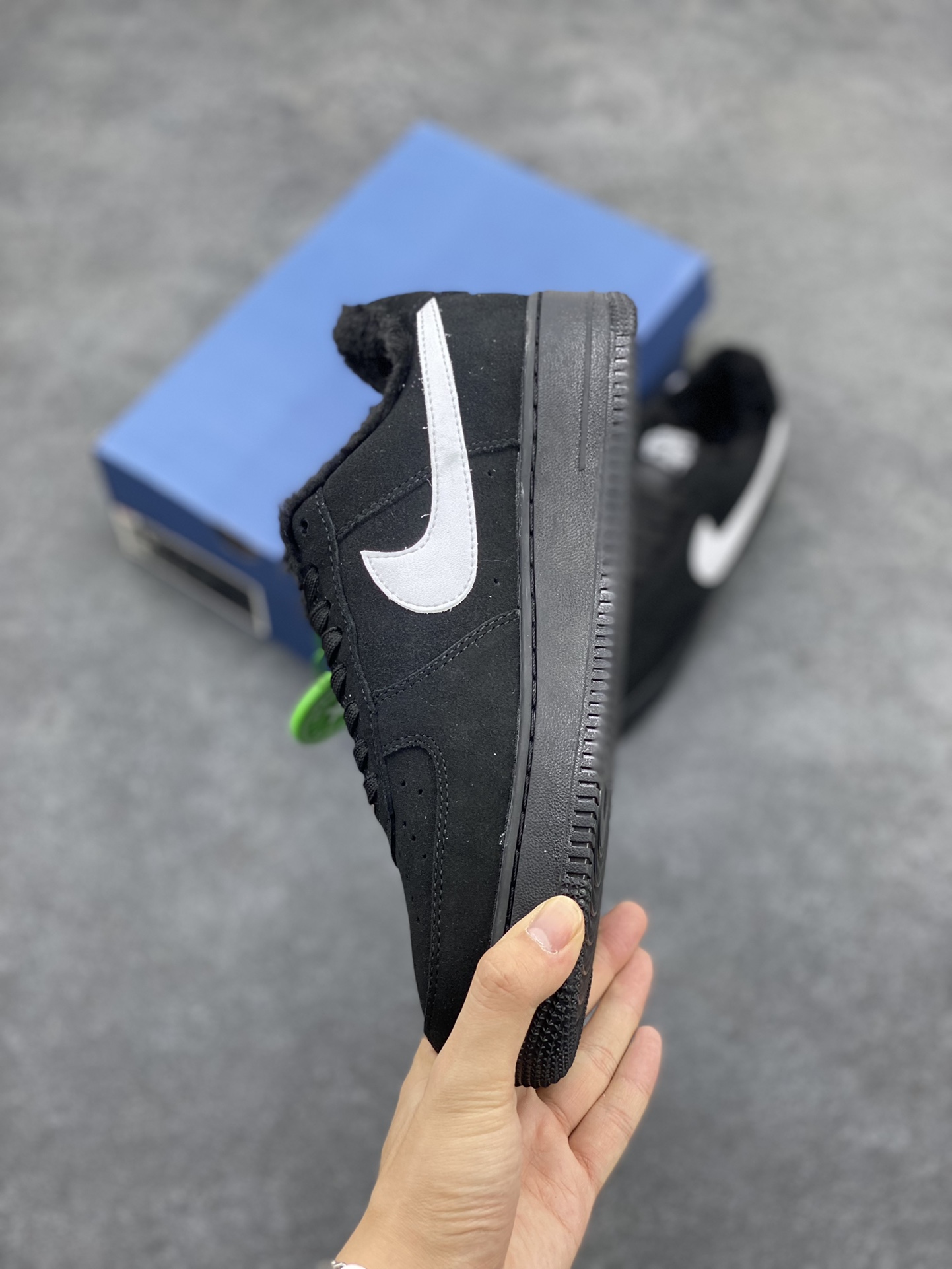 图片[3]-Nike Air Force 1 ’07 Low 空军一号低帮百搭休闲运动板鞋。柔软、弹性十足的缓震性能和出色的中底设计，横跨复古与现代的外型结合，造就出风靡全球三十多年的Force 1，直到今天还深受青睐 货号：AJ7747-100 尺码：36 37.5 38 39 40 40.5 41 42 42.5 43 44 44.5 45-选品中心