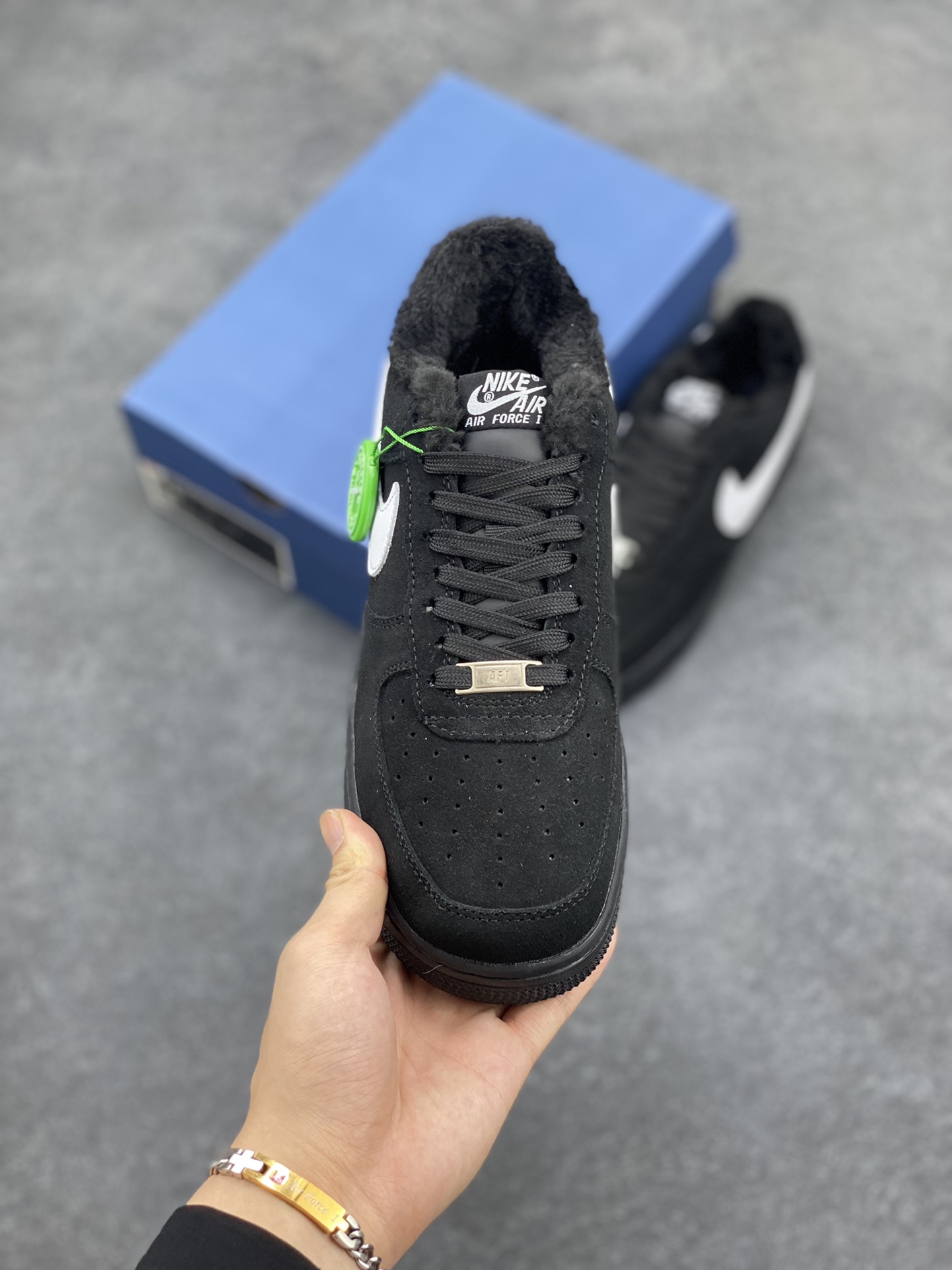 图片[2]-Nike Air Force 1 ’07 Low 空军一号低帮百搭休闲运动板鞋。柔软、弹性十足的缓震性能和出色的中底设计，横跨复古与现代的外型结合，造就出风靡全球三十多年的Force 1，直到今天还深受青睐 货号：AJ7747-100 尺码：36 37.5 38 39 40 40.5 41 42 42.5 43 44 44.5 45-选品中心
