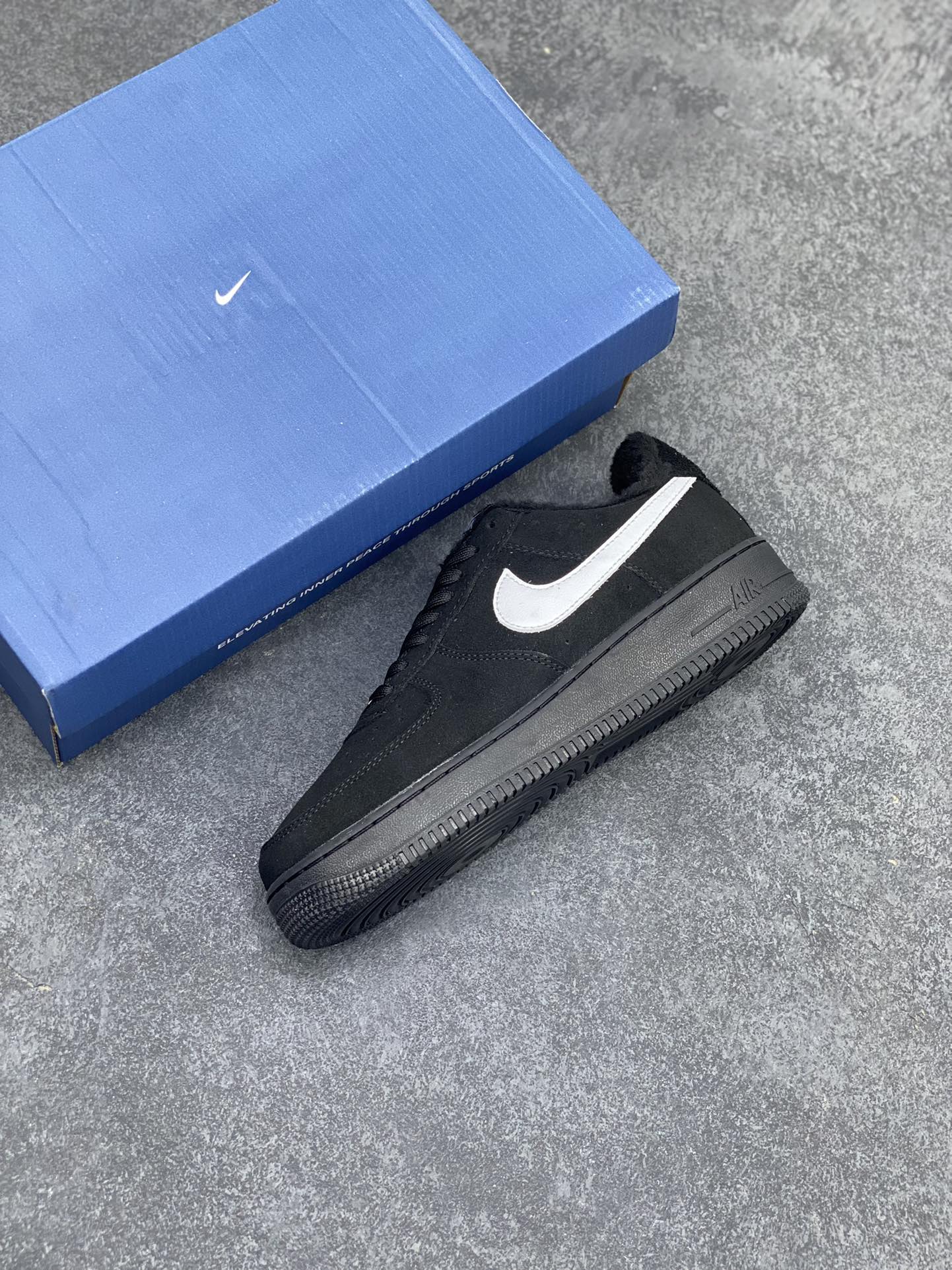 图片[7]-Nike Air Force 1 ’07 Low 空军一号低帮百搭休闲运动板鞋。柔软、弹性十足的缓震性能和出色的中底设计，横跨复古与现代的外型结合，造就出风靡全球三十多年的Force 1，直到今天还深受青睐 货号：AJ7747-100 尺码：36 37.5 38 39 40 40.5 41 42 42.5 43 44 44.5 45-选品中心