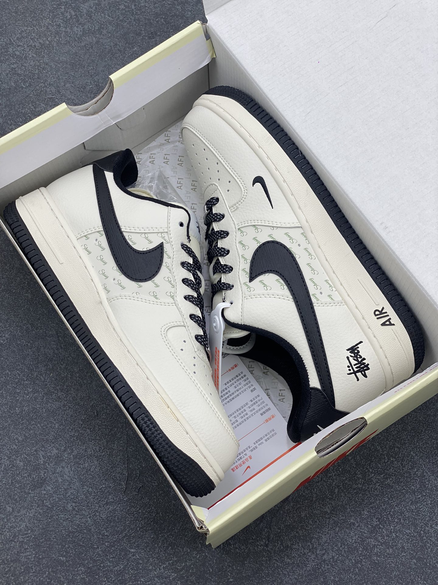 图片[9]-NIke Air Force 1 \’07 Low “斯图西联名–米白墨黑”空军一号 低帮 运动鞋 休闲鞋 折边针车 工艺难度大 原楦头原纸板 原装鞋盒 定制五金配件 内置全掌气垫 原厂鞋底 货号：XZ3328-001 尺码：36 36.5 37.5 38 38.5 39 40 40.5 41 42 42.5 43 44 44.5 45-选品中心