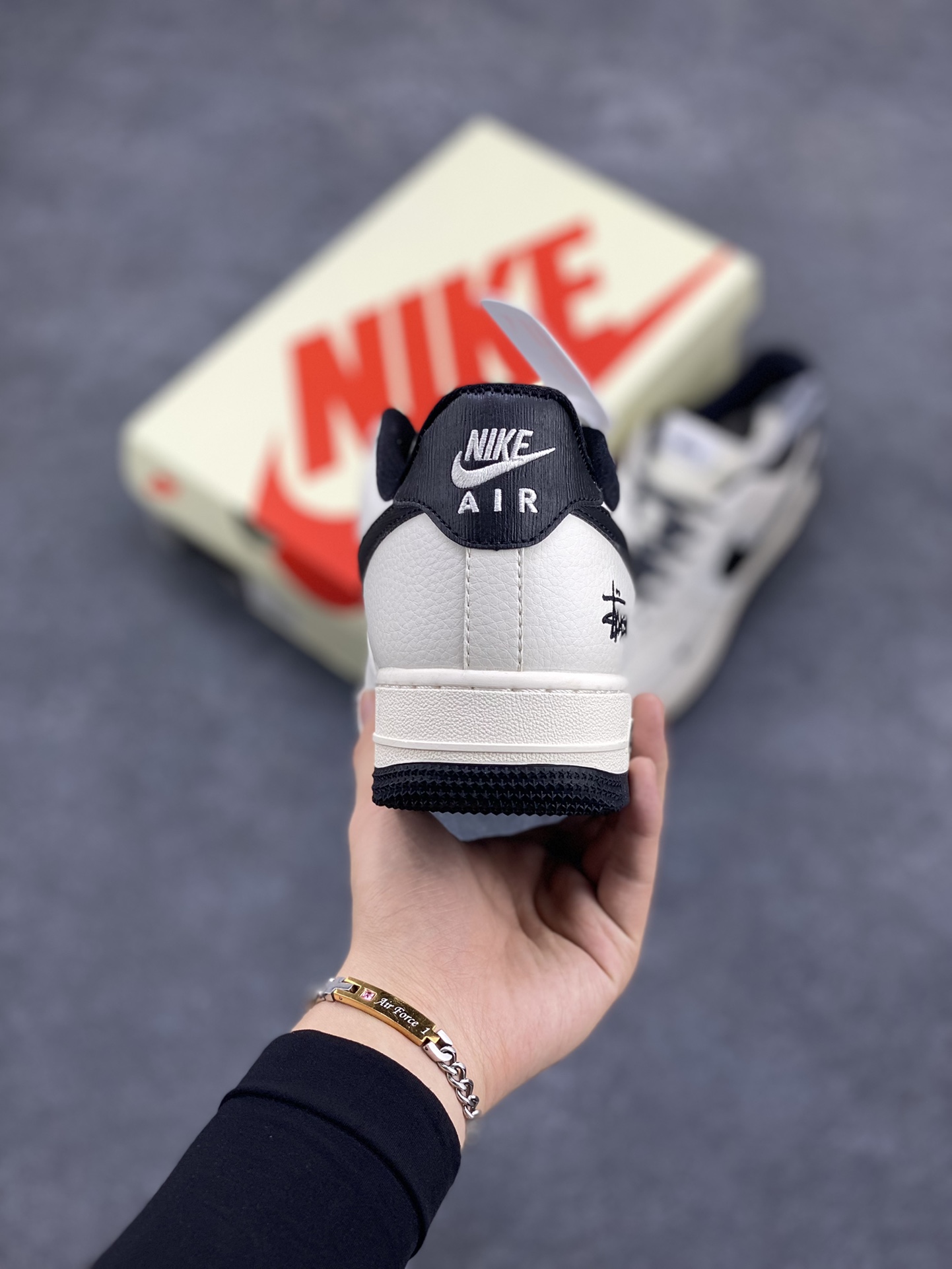 图片[4]-NIke Air Force 1 \’07 Low “斯图西联名–米白墨黑”空军一号 低帮 运动鞋 休闲鞋 折边针车 工艺难度大 原楦头原纸板 原装鞋盒 定制五金配件 内置全掌气垫 原厂鞋底 货号：XZ3328-001 尺码：36 36.5 37.5 38 38.5 39 40 40.5 41 42 42.5 43 44 44.5 45-选品中心