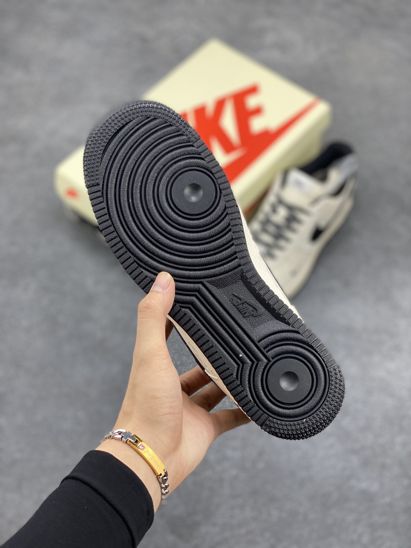 图片[5]-NIke Air Force 1 \’07 Low “斯图西联名–米白墨黑”空军一号 低帮 运动鞋 休闲鞋 折边针车 工艺难度大 原楦头原纸板 原装鞋盒 定制五金配件 内置全掌气垫 原厂鞋底 货号：XZ3328-001 尺码：36 36.5 37.5 38 38.5 39 40 40.5 41 42 42.5 43 44 44.5 45-选品中心