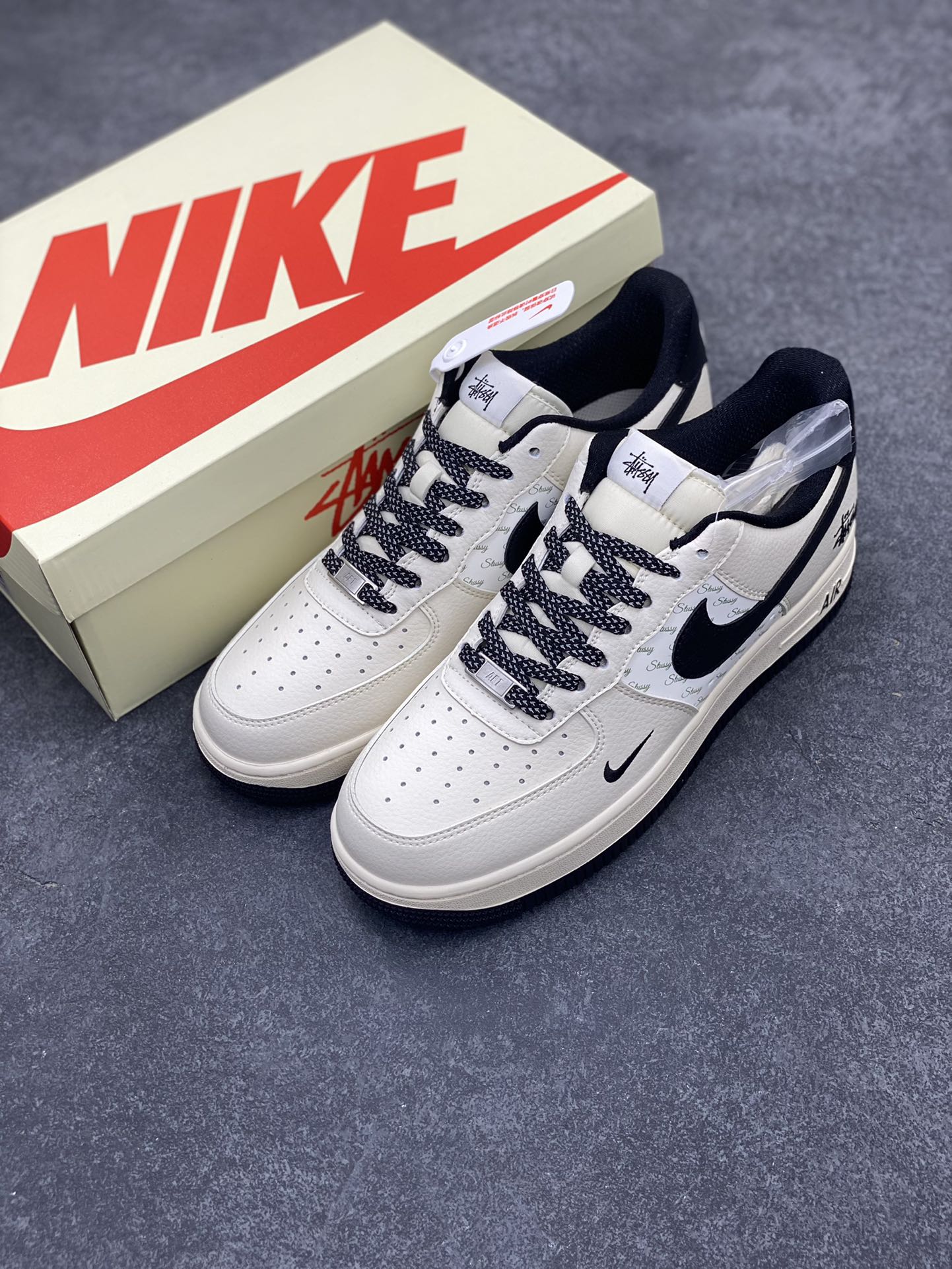 图片[8]-NIke Air Force 1 \’07 Low “斯图西联名–米白墨黑”空军一号 低帮 运动鞋 休闲鞋 折边针车 工艺难度大 原楦头原纸板 原装鞋盒 定制五金配件 内置全掌气垫 原厂鞋底 货号：XZ3328-001 尺码：36 36.5 37.5 38 38.5 39 40 40.5 41 42 42.5 43 44 44.5 45-选品中心