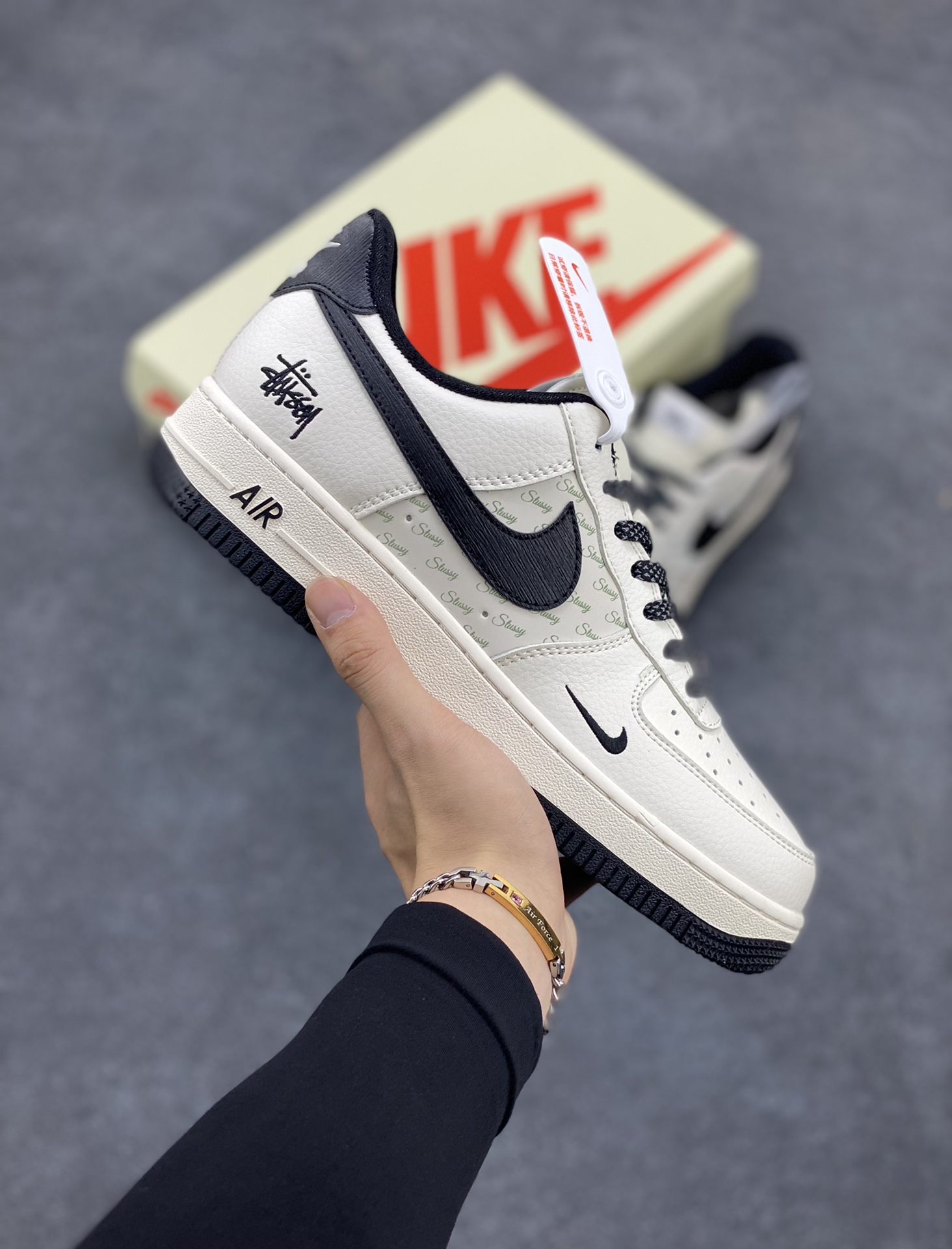 NIke Air Force 1 \'07 Low “斯图西联名--米白墨黑”空军一号 低帮 运动鞋 休闲鞋 折边针车 工艺难度大 原楦头原纸板 原装鞋盒 定制五金配件 内置全掌气垫 原厂鞋底 货号：XZ3328-001 尺码：36 36.5 37.5 38 38.5 39 40 40.5 41 42 42.5 43 44 44.5 45-选品中心