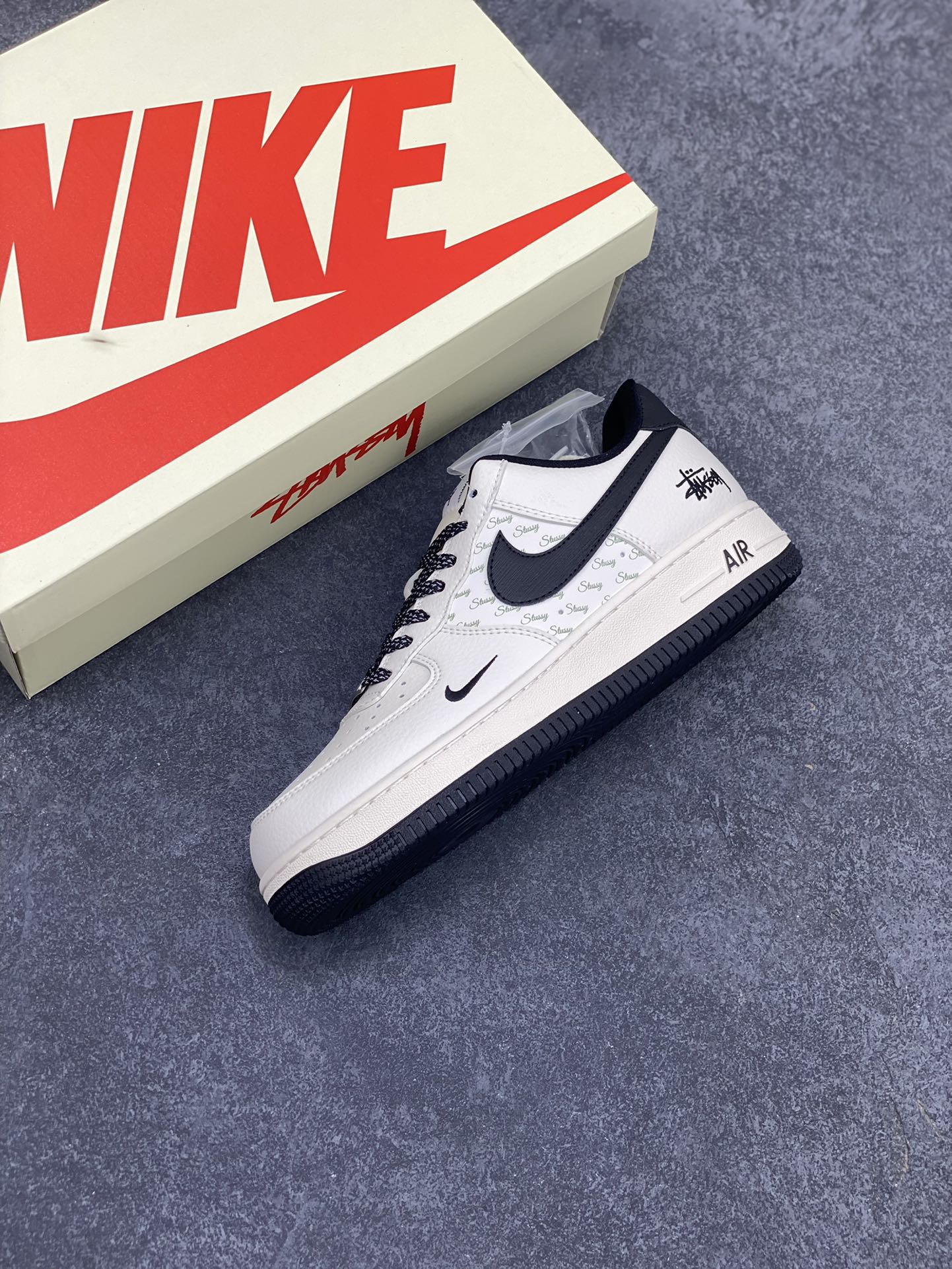 图片[7]-NIke Air Force 1 \’07 Low “斯图西联名–米白墨黑”空军一号 低帮 运动鞋 休闲鞋 折边针车 工艺难度大 原楦头原纸板 原装鞋盒 定制五金配件 内置全掌气垫 原厂鞋底 货号：XZ3328-001 尺码：36 36.5 37.5 38 38.5 39 40 40.5 41 42 42.5 43 44 44.5 45-选品中心